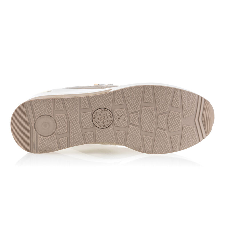 Zapatillas deportivas para mujer color beige.