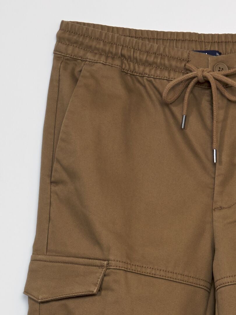Calças chino com bolsos laterais - MARROM