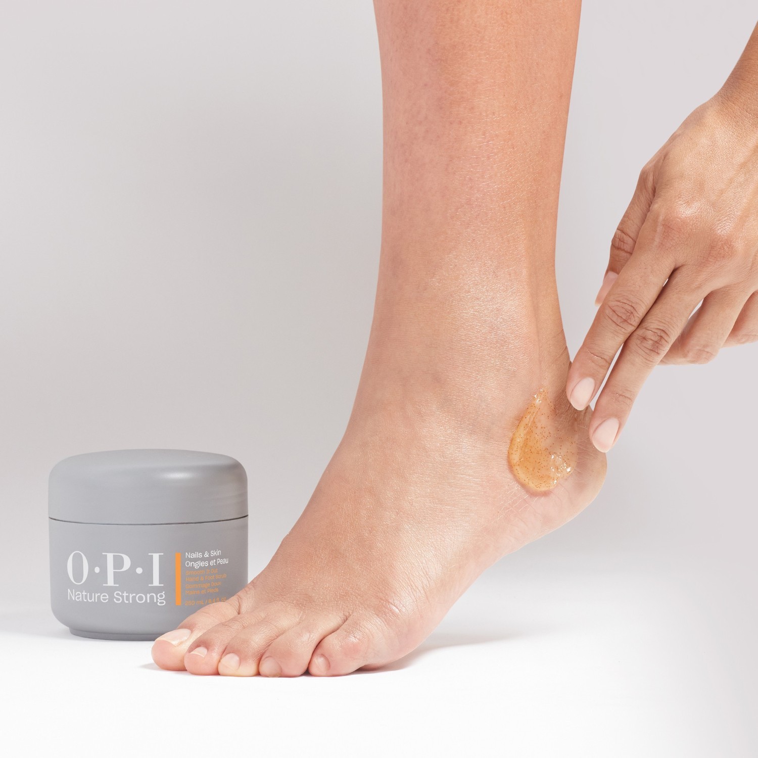 OPI rankų ir kojų priežiūros priemonė „Nature Strong Smooth Foot Scrub“ – stiprus, švelnus pėdų šveitiklis, 250 ml