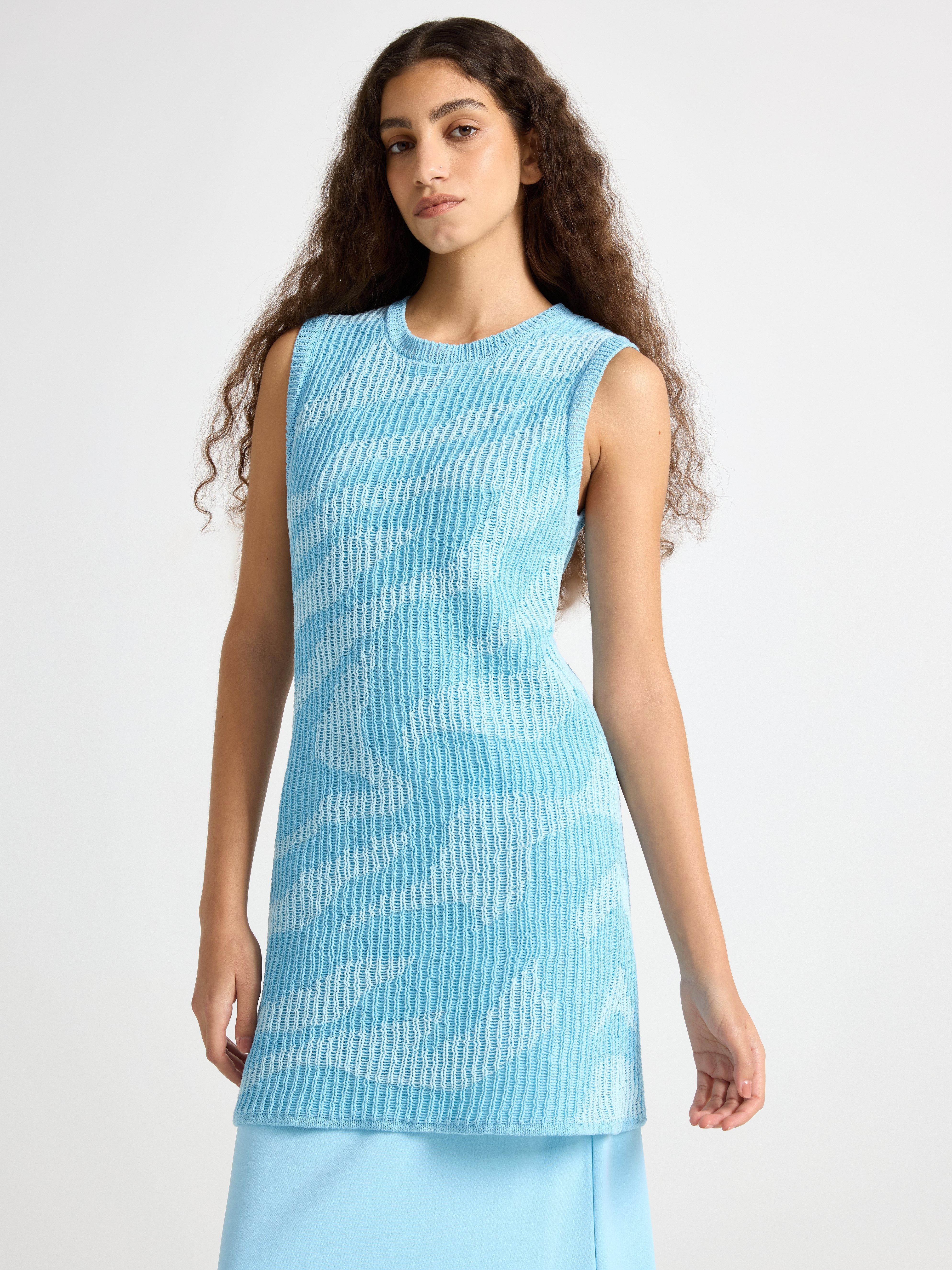 Vestido curto de tricô azul claro acinzentado