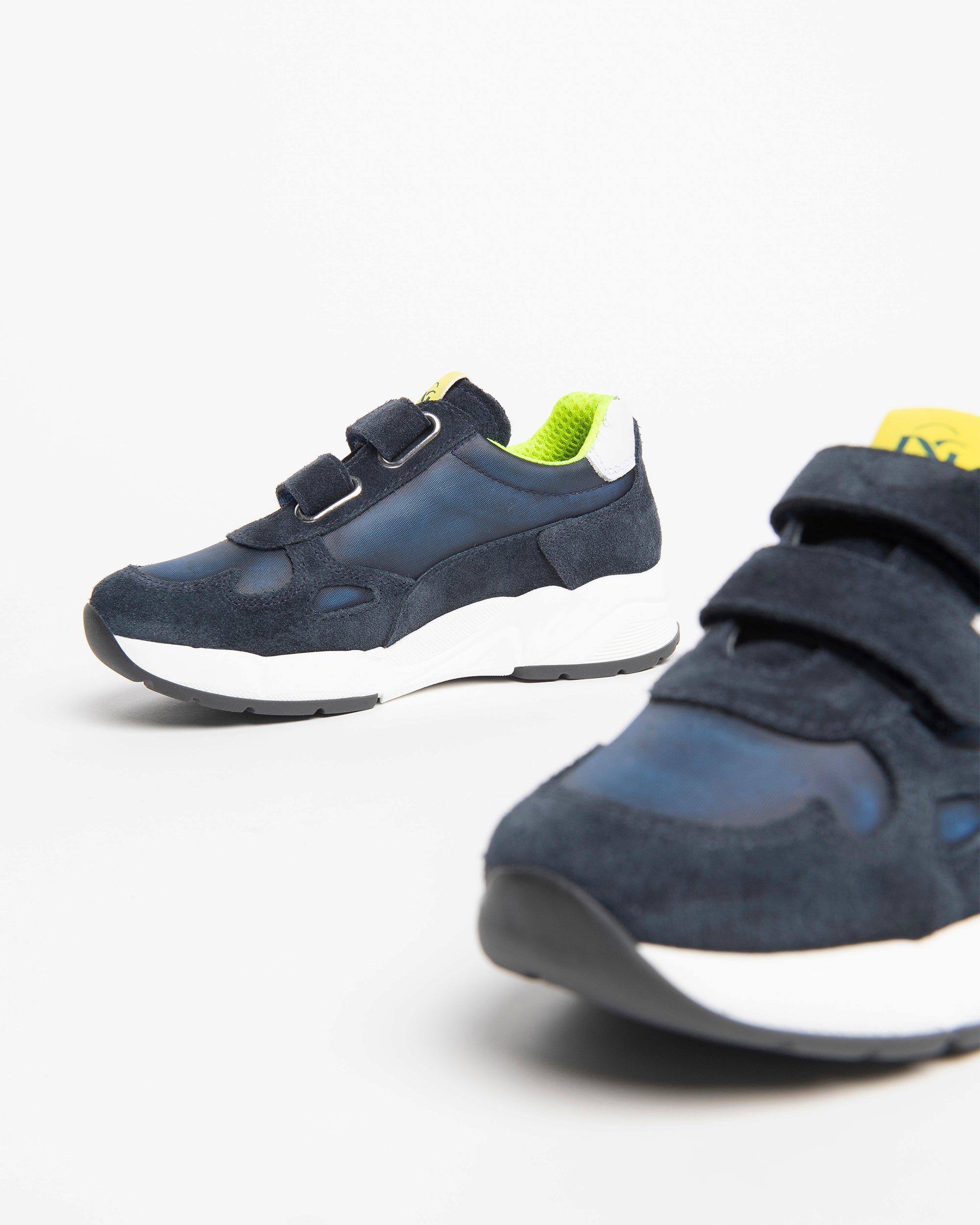  Baby-Sneaker aus Leder und Wildleder
