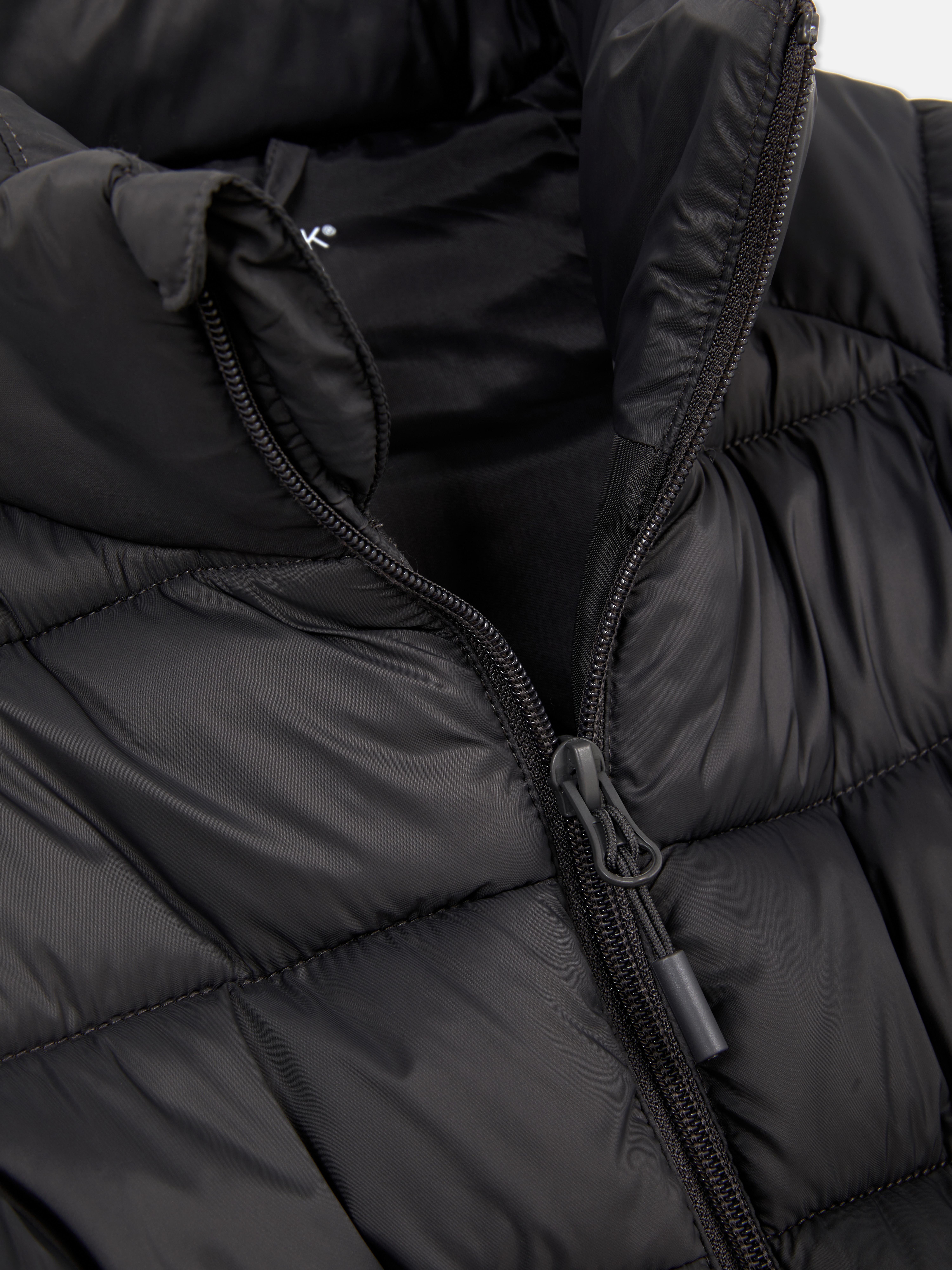Steppjacke mit Stehkragen. Eine lässige Steppjacke mit Stehkragen, Reißverschluss und Taschen.