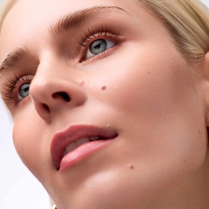 Catrice Glam & Doll Volume Brown wasserfeste Mascara, die die Wimpern verlängert, formt und ihnen Volumen verleiht.
