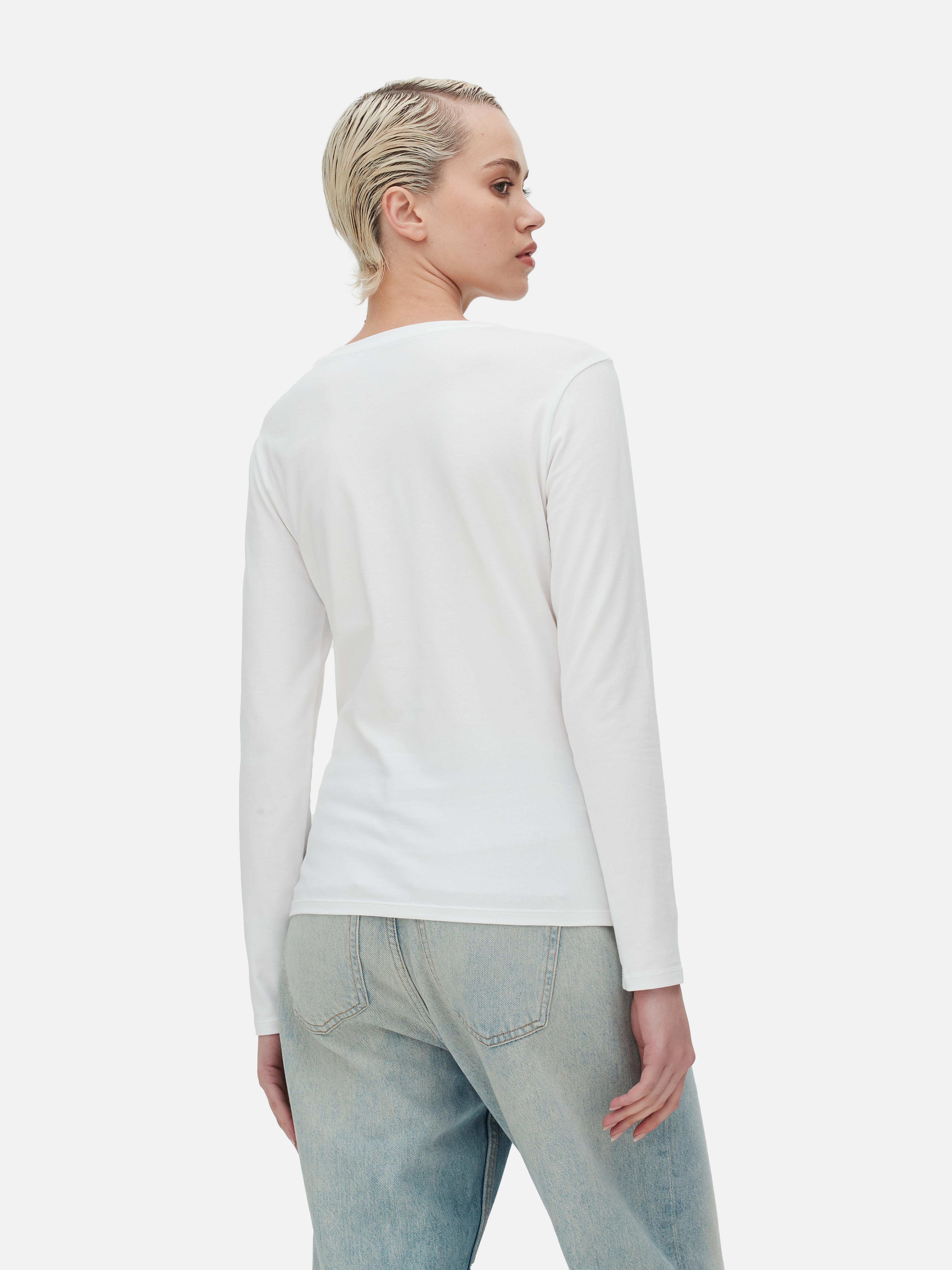Top elasticizzato a maniche lunghe. Un top realizzato in tessuto elasticizzato con maniche lunghe e scollo rotondo.