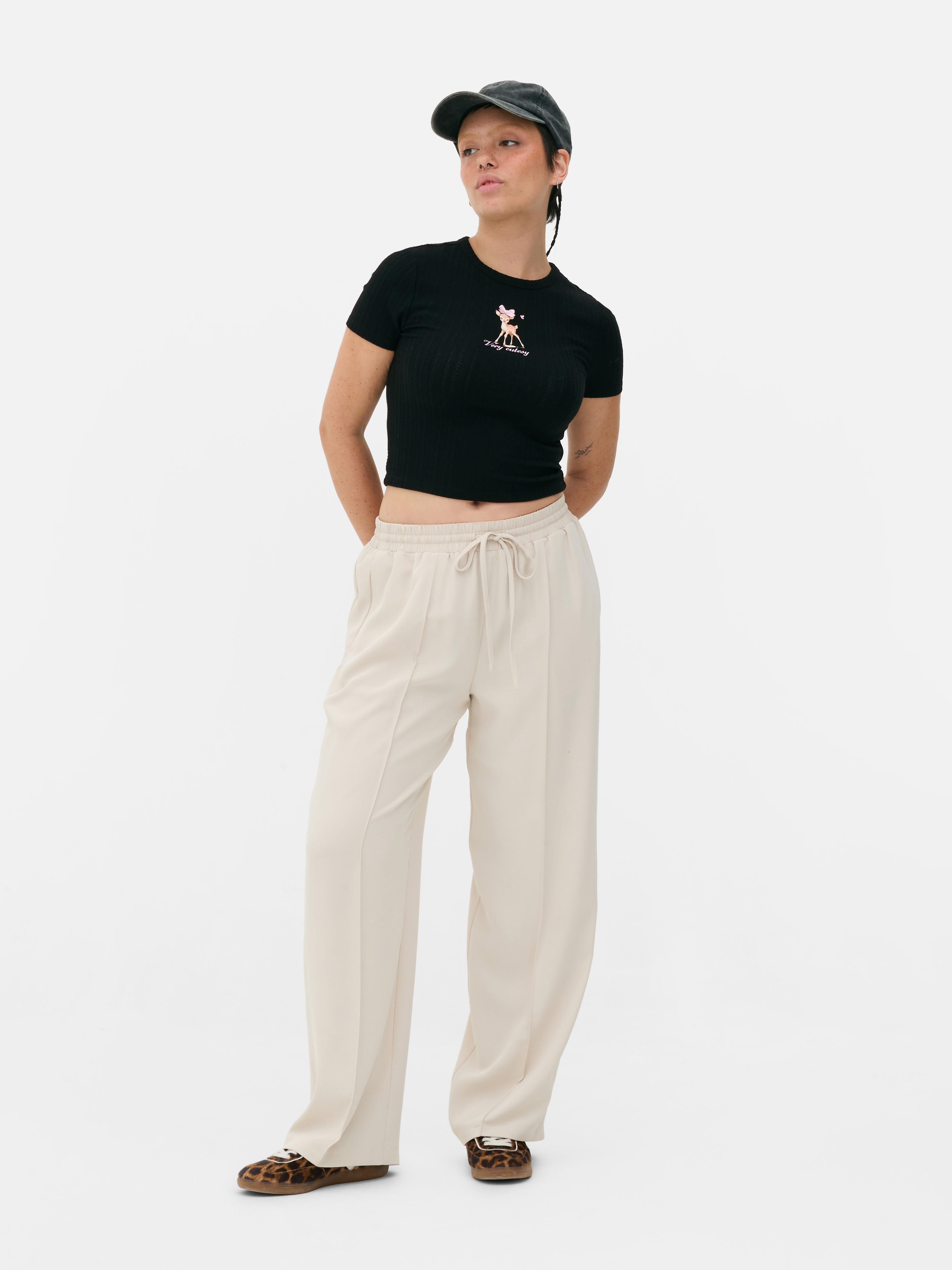 Tricou pentru bebeluși cu imprimeu și model ajurat Un tricou pentru bebeluși cu mâneci scurte, model ajurat și imprimeu pe față