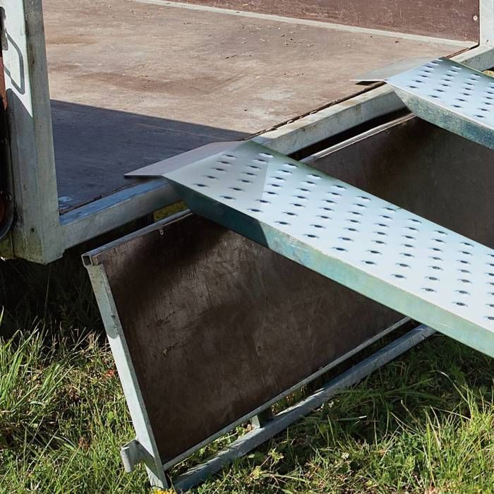 Set van 2 gegalvaniseerde stalen oprijplaten voor aanhangers, 1,60 m, met antislipgroeven en stabilisatieplaat, maximaal draagvermogen 400 kg