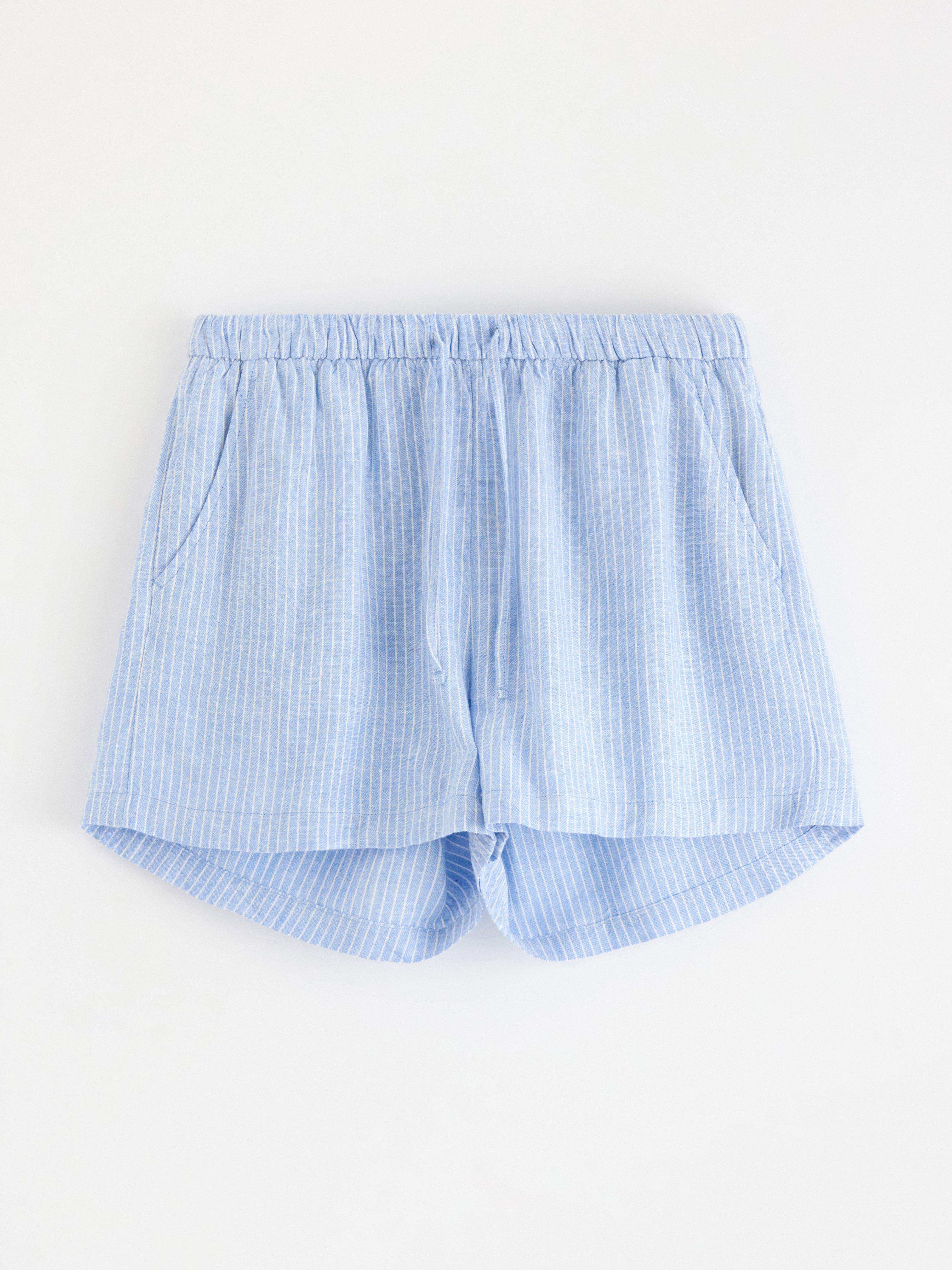 Pantalones cortos de lino azul claro empolvado