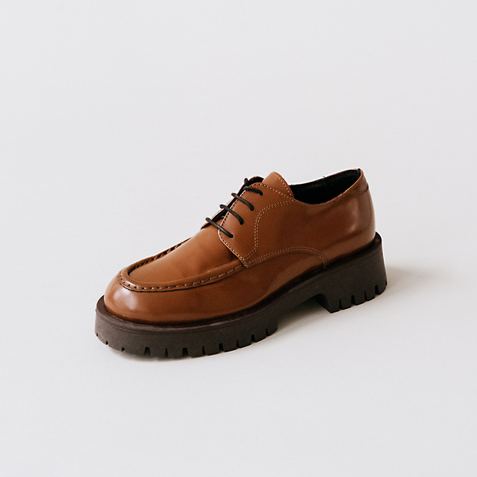Derbies à lacets et semelles crantées  en cuir glacé cognac