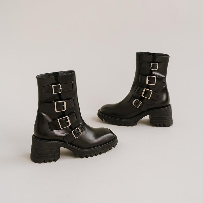 Boots à sangles et semelles crantées  en cuir glacé noir