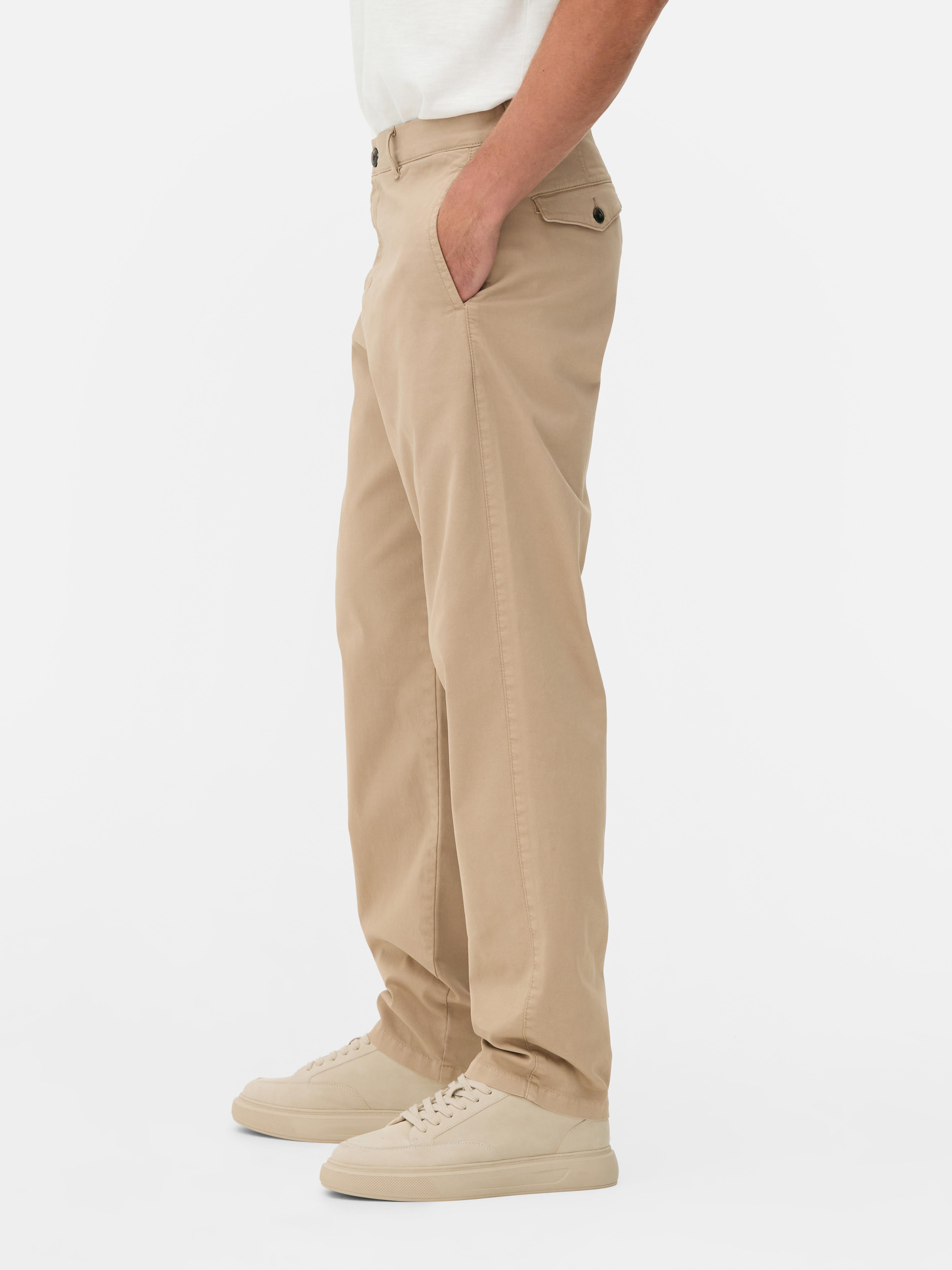 Pantalonii chino drepți Stronghold. Acești pantaloni chino din bumbac au picioare drepte și buzunare multiple.