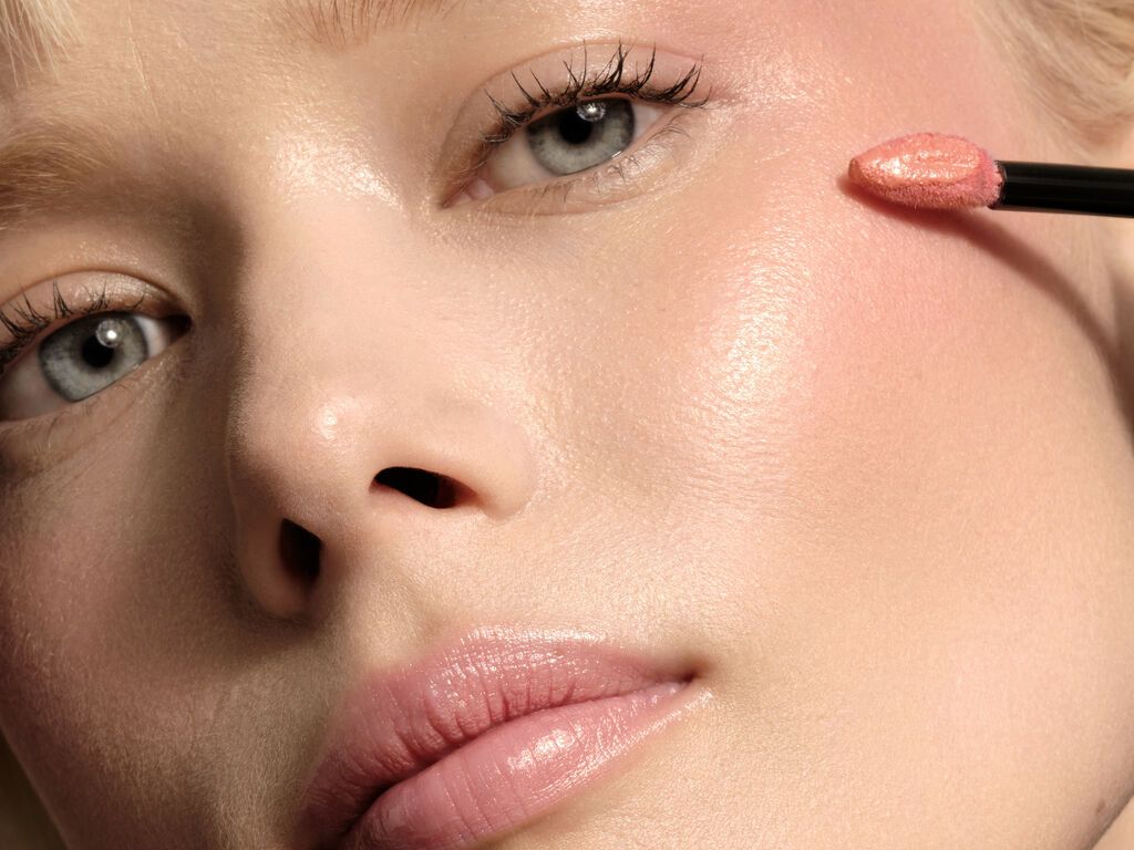 Dlhotrvajúci tekutý odtieň na líca Luminous Silk Luxusné lícenky