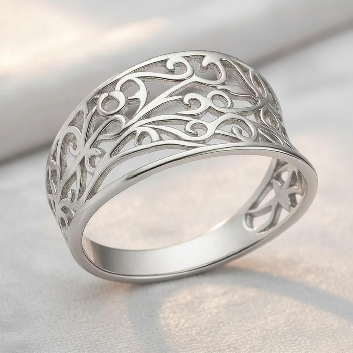 Anillo de plata de ley 925 para mujer: elegante y atemporal, con diseño calado y motivos vegetales. Joyería delicada y refinada.