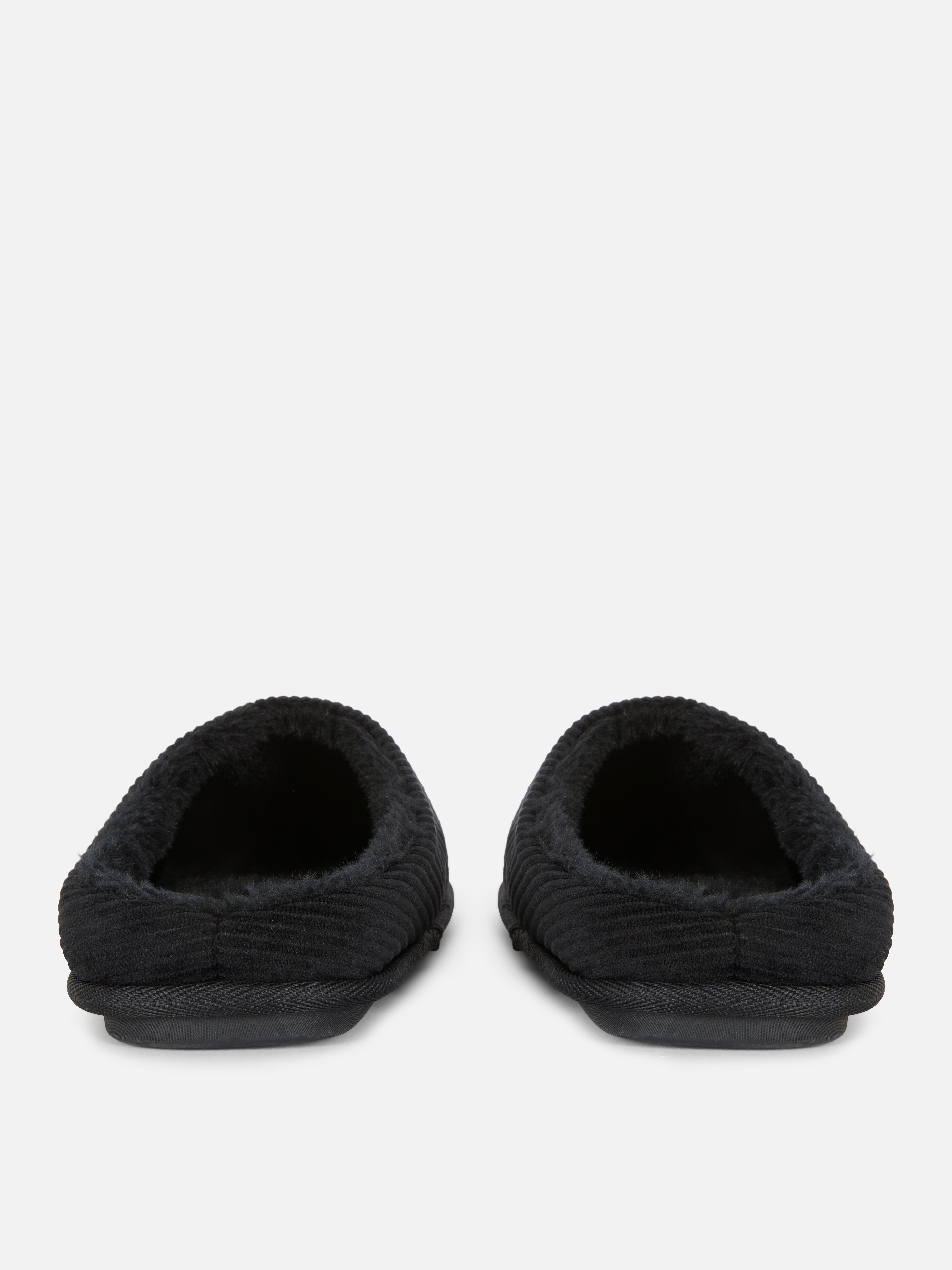 Pantofole in velluto a coste Aggiungi un tocco di eleganza al tuo abbigliamento serale con le nostre pantofole in velluto a coste