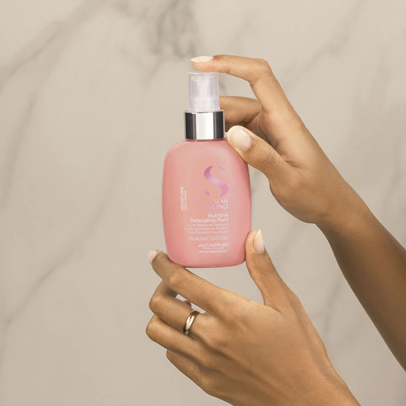 Alfaparf Milano Semi di Lino Moisture Nutritive Detangling Fluid, een hydraterende leave-in behandeling voor gemakkelijk ontwarren van het haar.