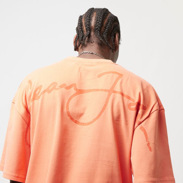 Camiseta color melocotón con estampado de logo en la espalda