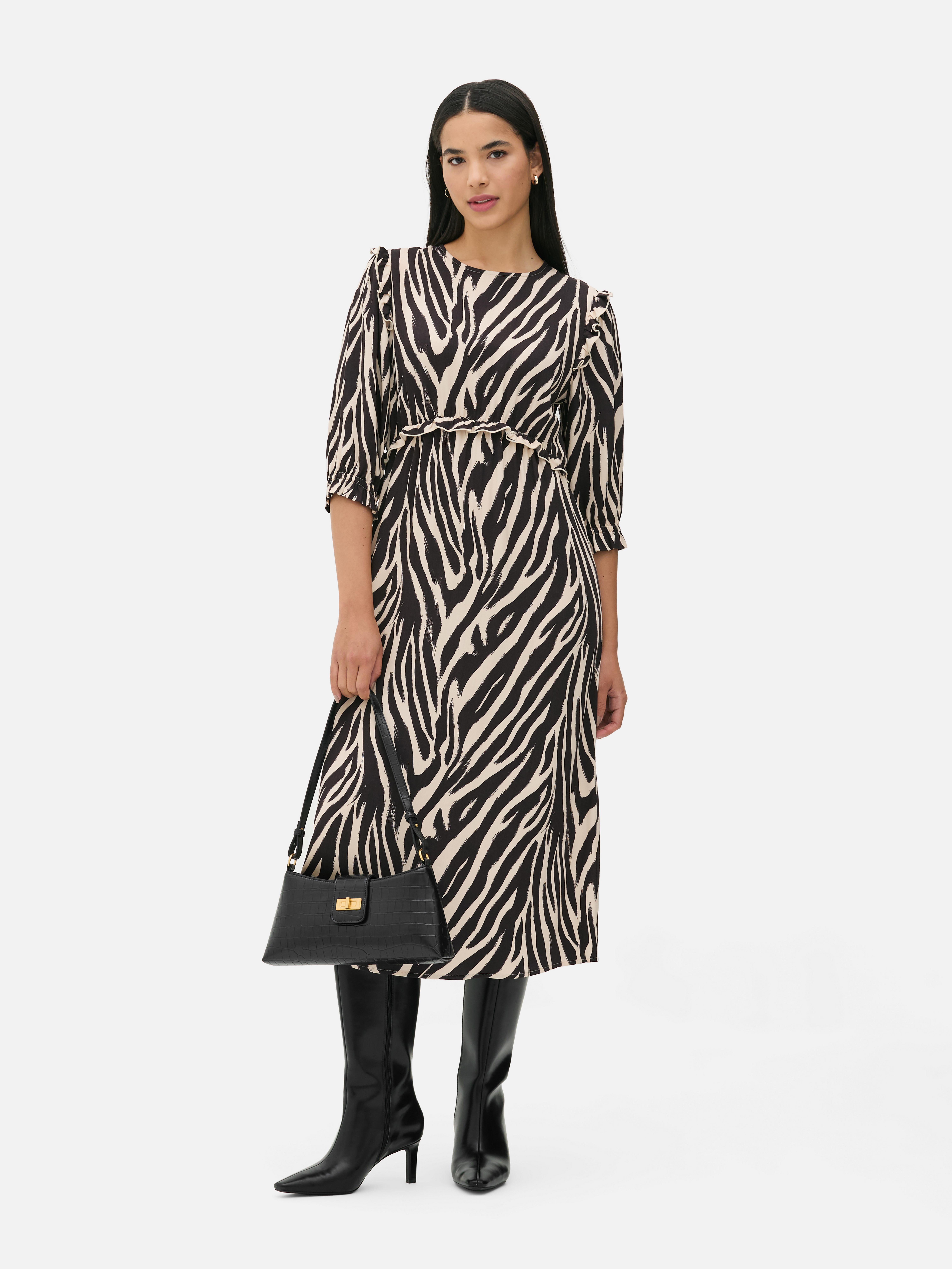 Rochie midi cu volane Această rochie midi cu imprimeu este perfectă pentru iubitoarele de volane