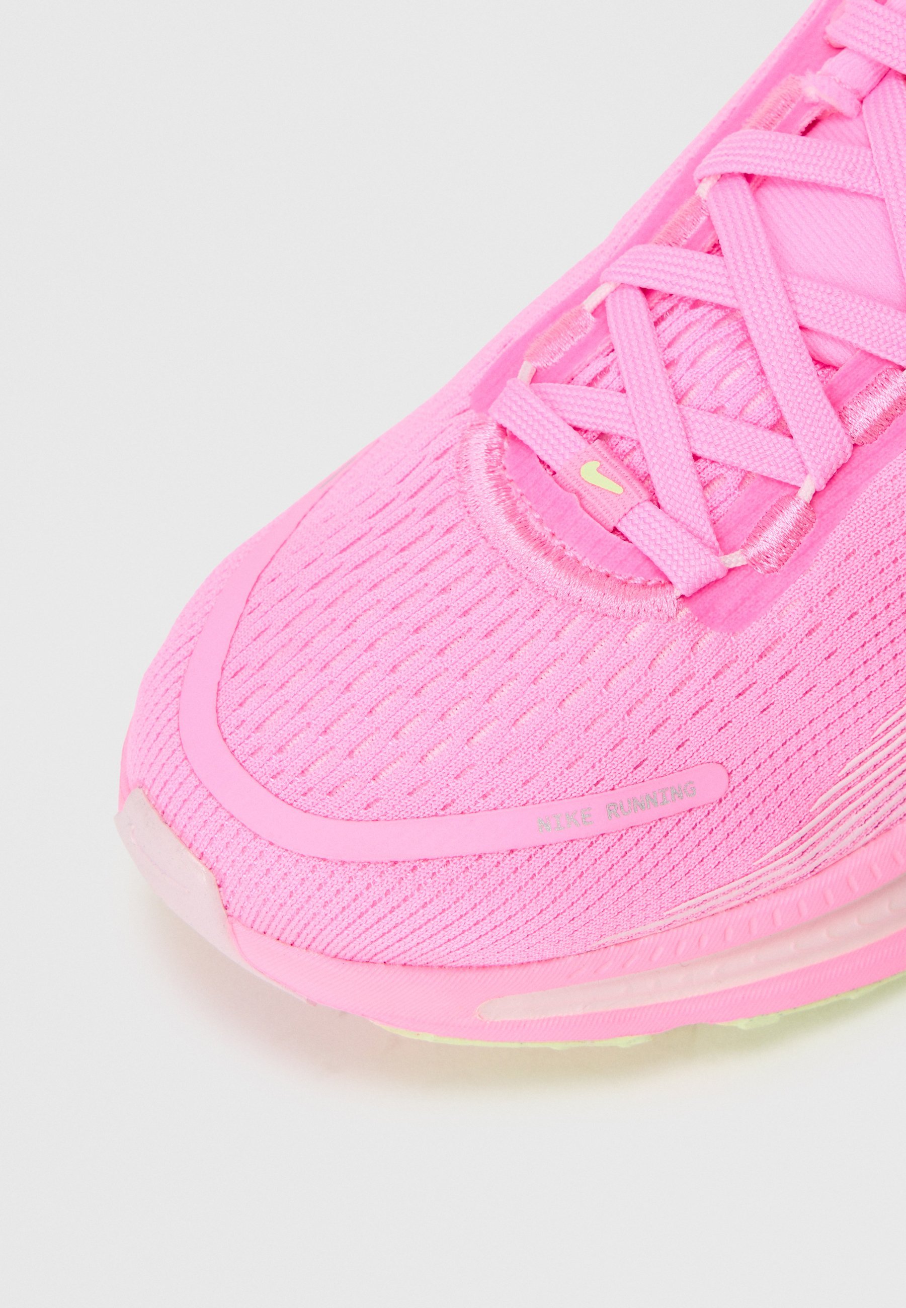 Nike Performance VOMERO 18 UNISEX - Hardloopschoenen voor op de weg - pink spell/barely volt/pink foam