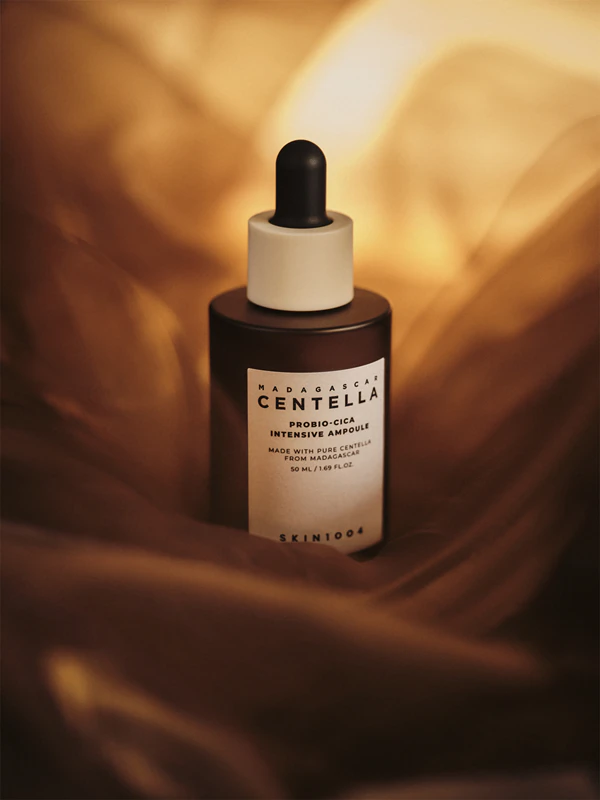 SKIN1004 Madagascar Centella Probio-Cica Intensive Ampoule – ein beruhigendes Serum, das die Schutzbarriere der Haut wiederherstellt.