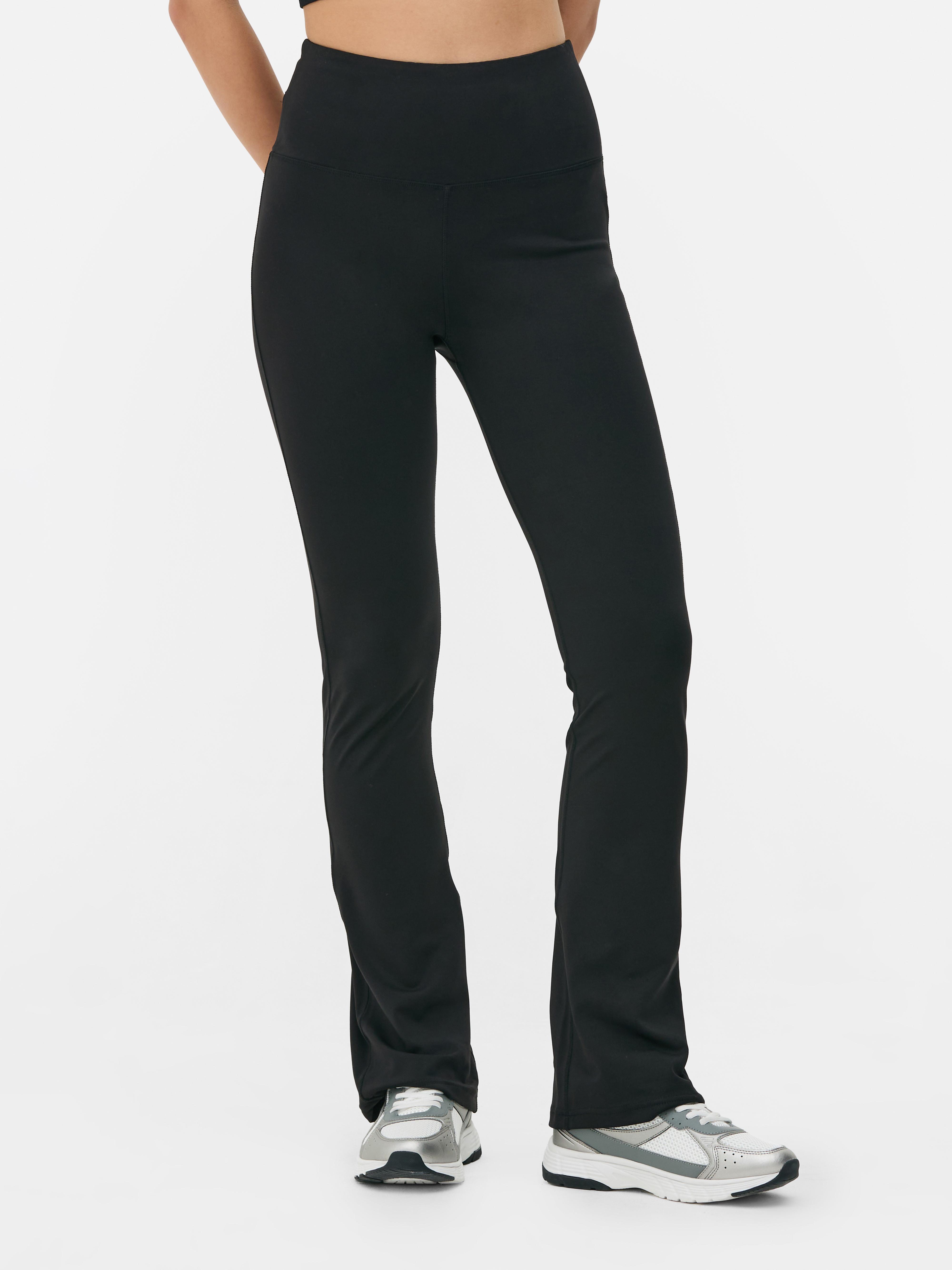 Colanți yoga evazați. Colanți cu talie elastică lată și talie evazată pe picioare pentru un look casual și sportiv.