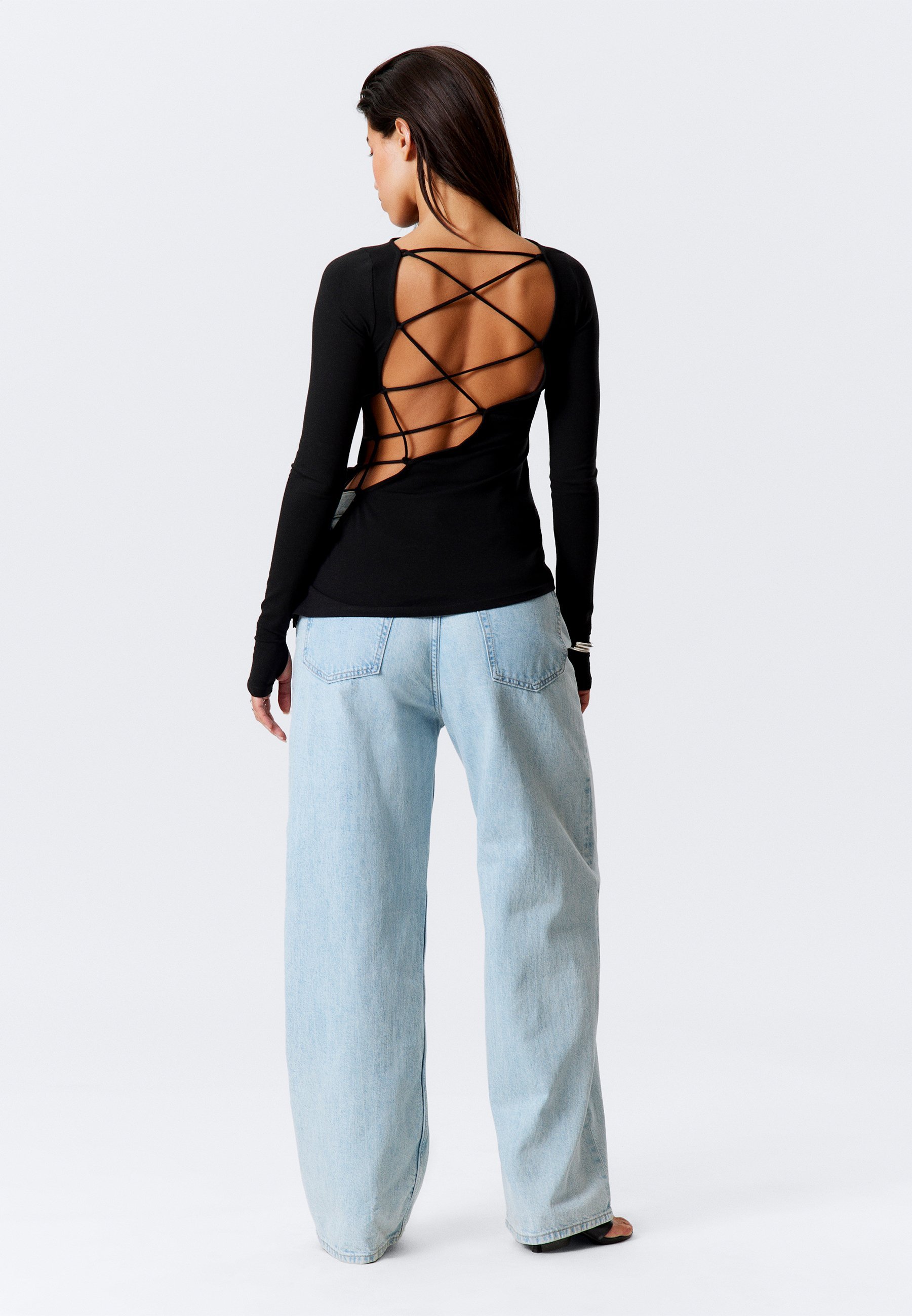 Doordeweekse asymmetrische top met lange mouwen en gekruiste rug - Top met lange mouwen - zwart