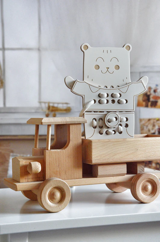Brinquedo educativo de madeira para encapar Milin, Sr. Teddy.