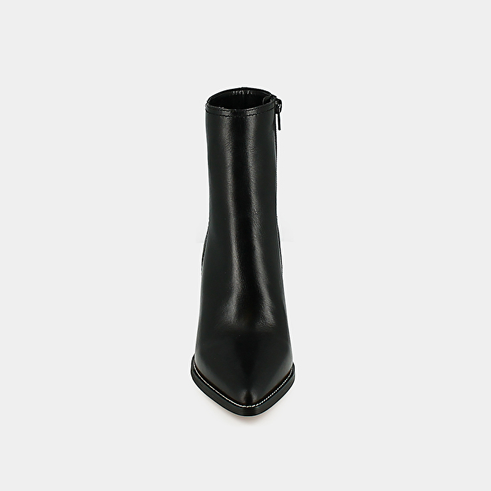 Boots pointues à talons  en cuir noir