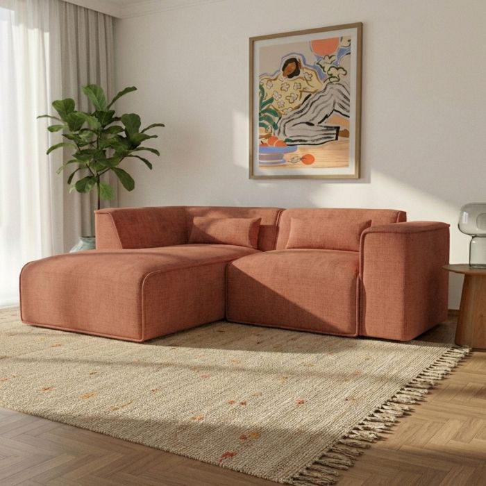 Sofá esquinero fijo izquierdo NUNA de 4 plazas en tela color terracota.