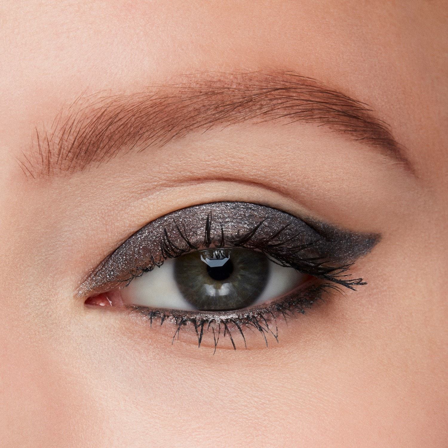 MAC akių pieštuko spalvos „Excess Gen“ akių kontūro pieštukas – 0,35 g