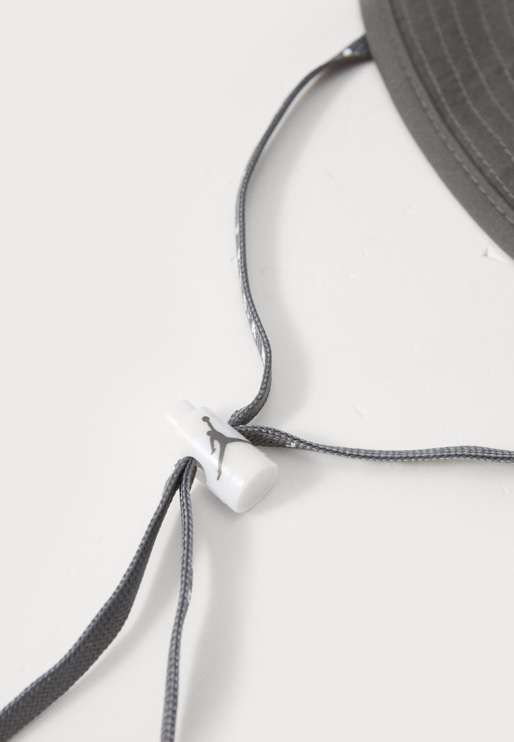 Jordan APEX BUCKET JUMPMAN UNISEX kepurė - pilka/balta