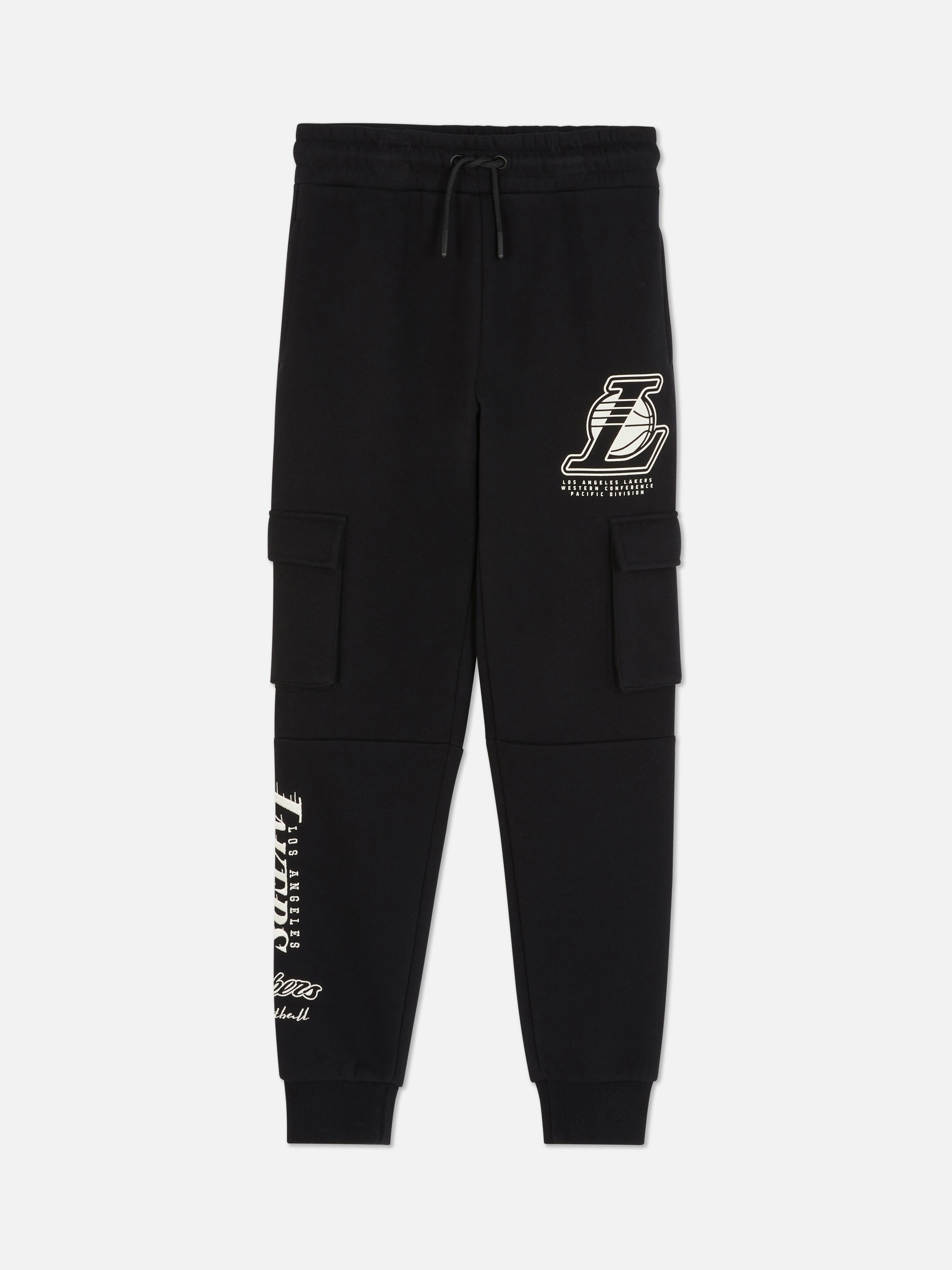Pantaloni de trening cargo asortați cu echipa NBA Los Angeles Lakers. Acești pantaloni de trening cargo cu manșete la gleznă au o bandă cu șnur în talie și logo-uri Lakers.