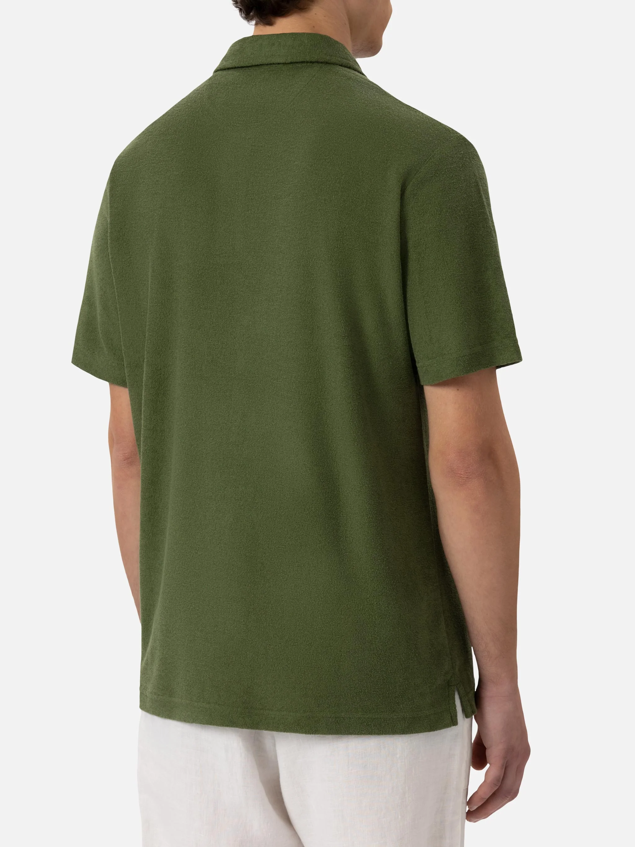 Jeremy Polo in een militairgroene badstofjas