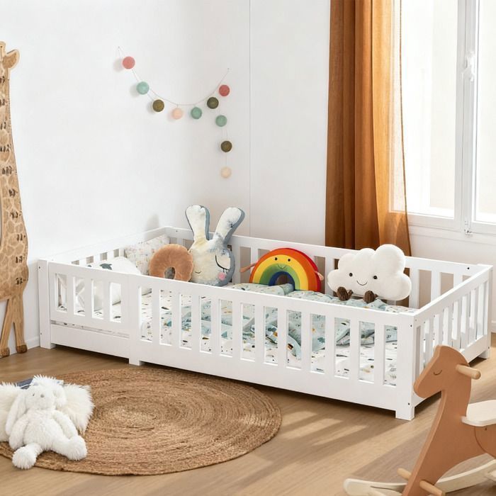 Lit enfant - cadre de lit au sol - 90 x 200 cm - Bois de pin massif - avec Barrière de Sécurité et porte - Certifié EN747 - Blanc