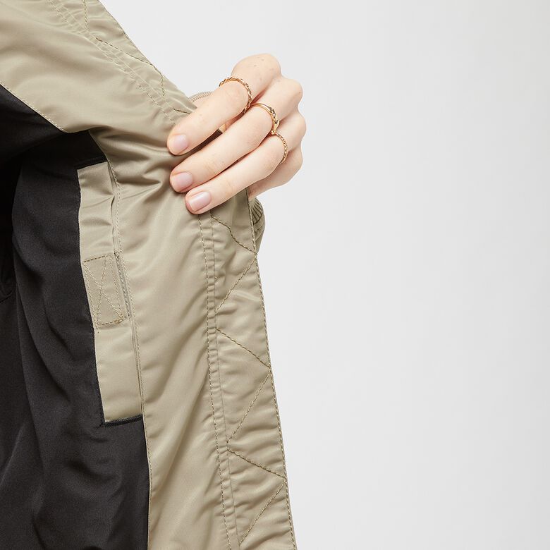 Chaqueta bomber corta acolchada con logo pequeño