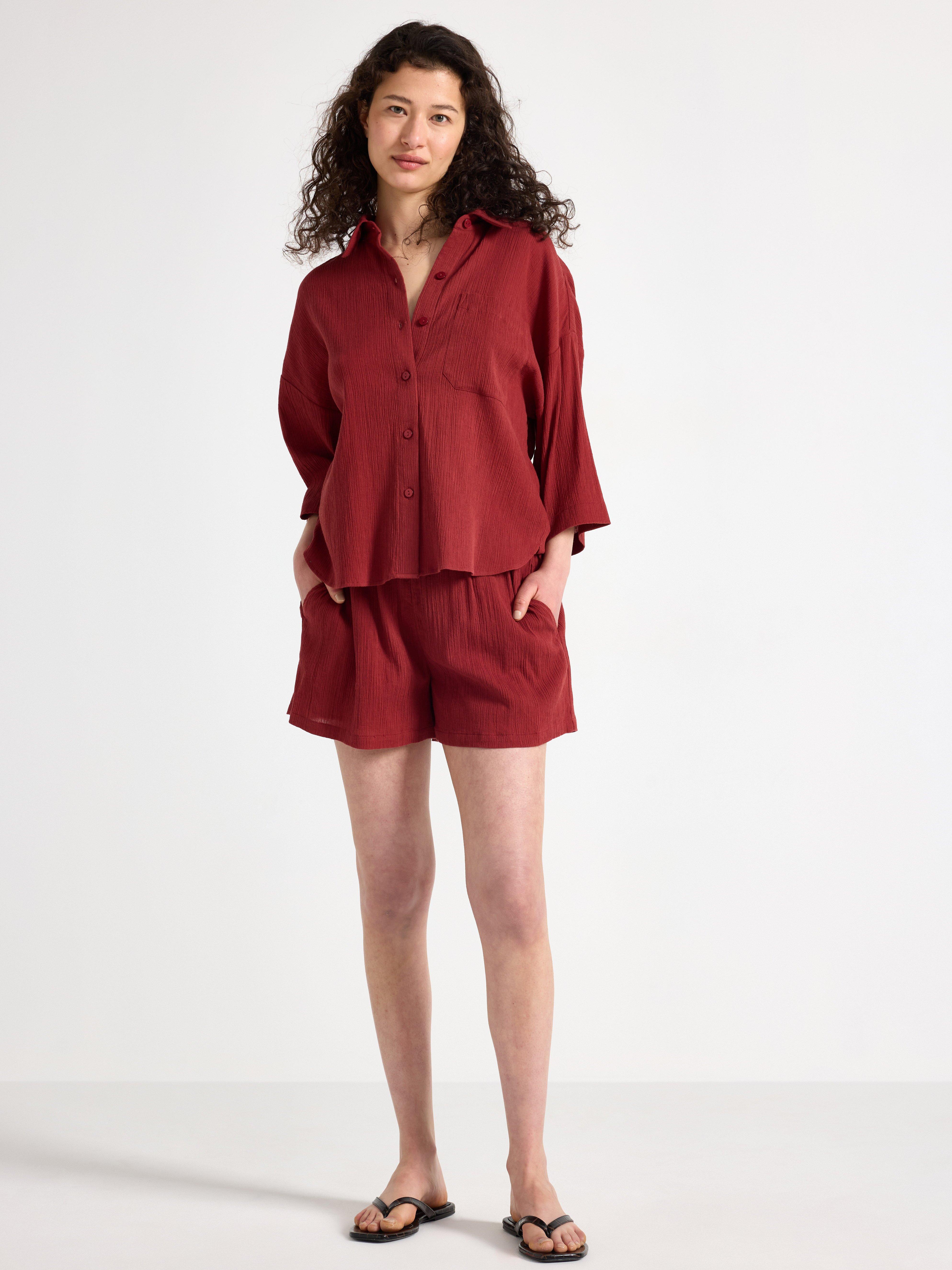 Camisa arrugada de manga corta color rojo empolvado