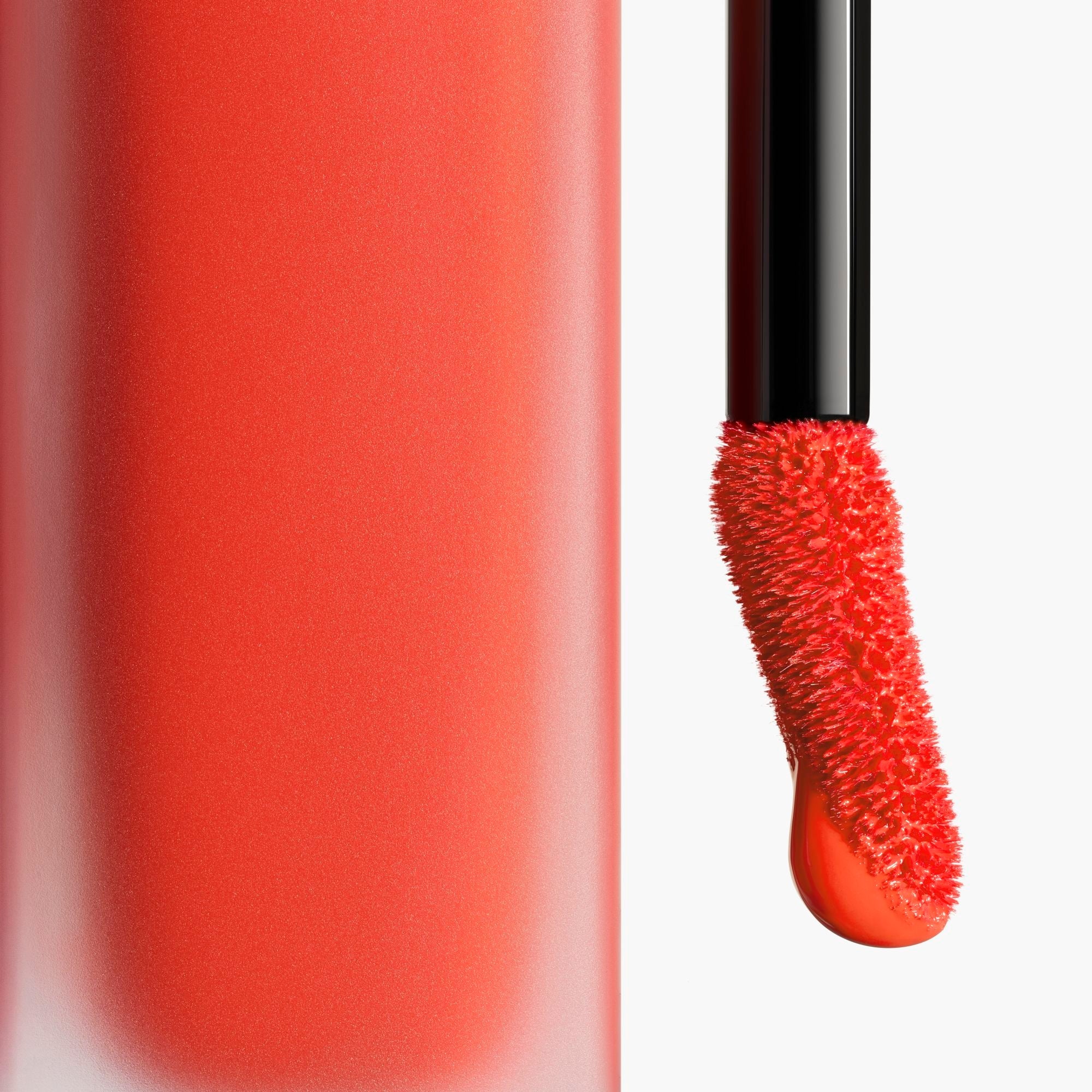 ROUGE ALLURE LIQUID VELVET - IL ROSSETTO FLUIDO OPACO INTENSO ULTRA-TENUTA