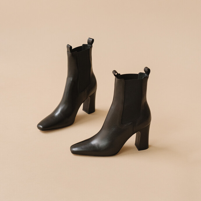 Bottines à talons, bouts pointus et élastiques  en cuir noir
