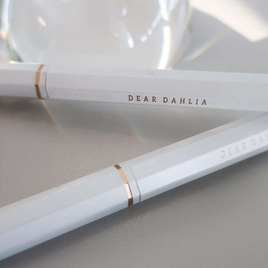 Dlhotrvajúca ceruzka na obočie Dear Dahlia Perfect Brow - 0,35 g
