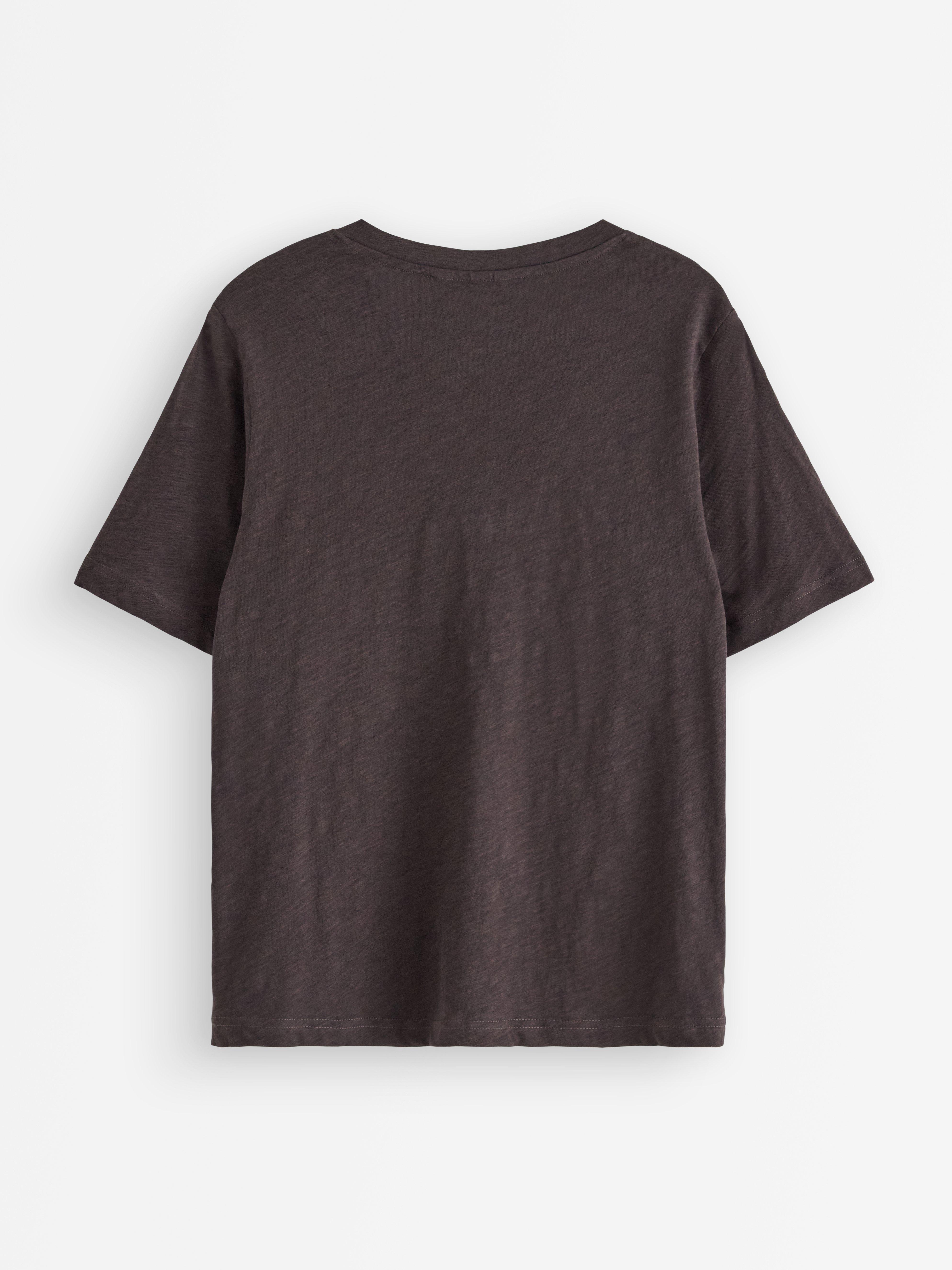 Camiseta mediana con escote en V, color marrón oscuro.