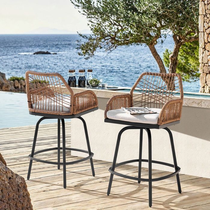 Juego de 2 taburetes giratorios de exterior Avestar – Ratán tejido beige – Respaldo alto y reposapiés – Patio, jardín, balcón
