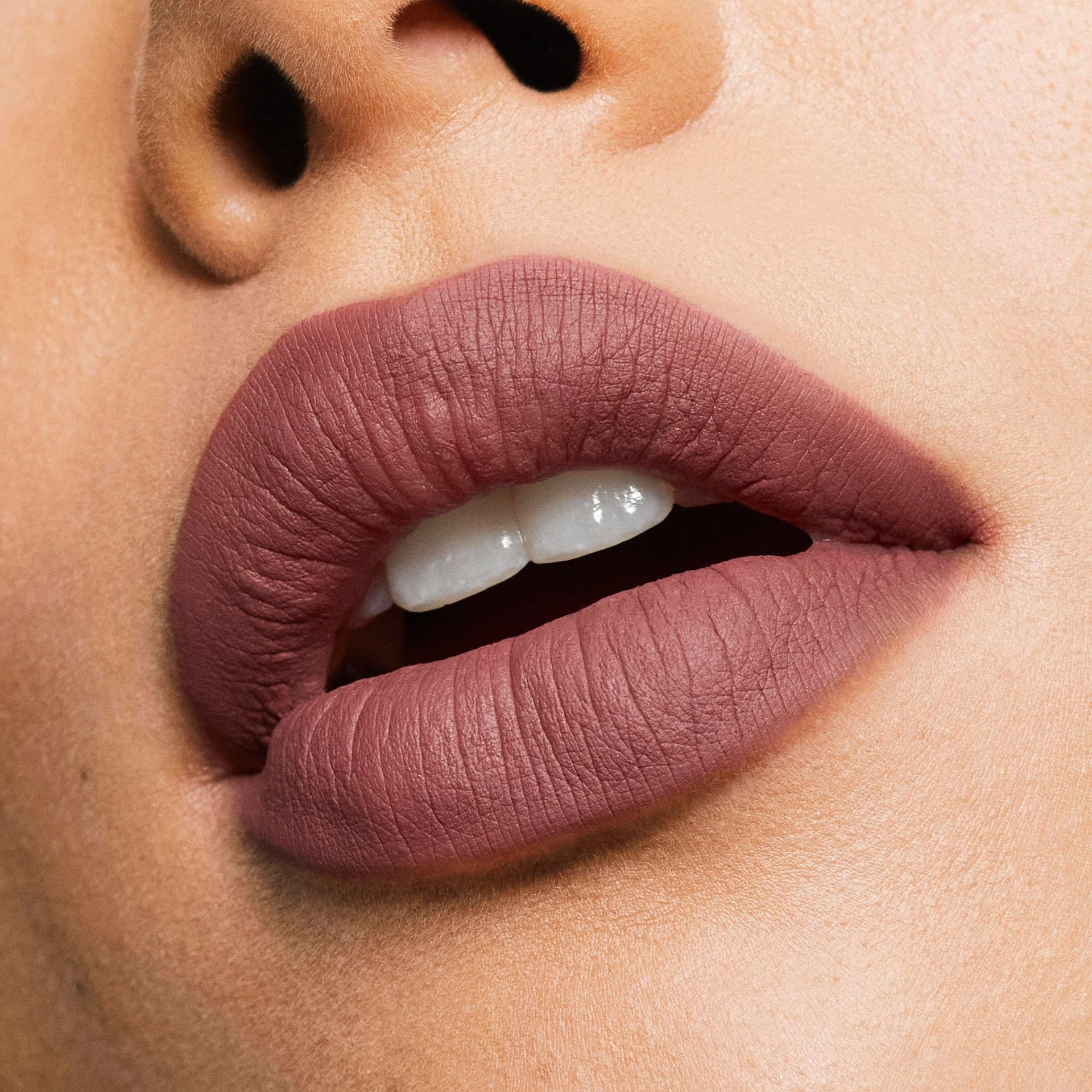Matt ajakceruza 350 Low Maintenance - Kylie By Kylie Jenner