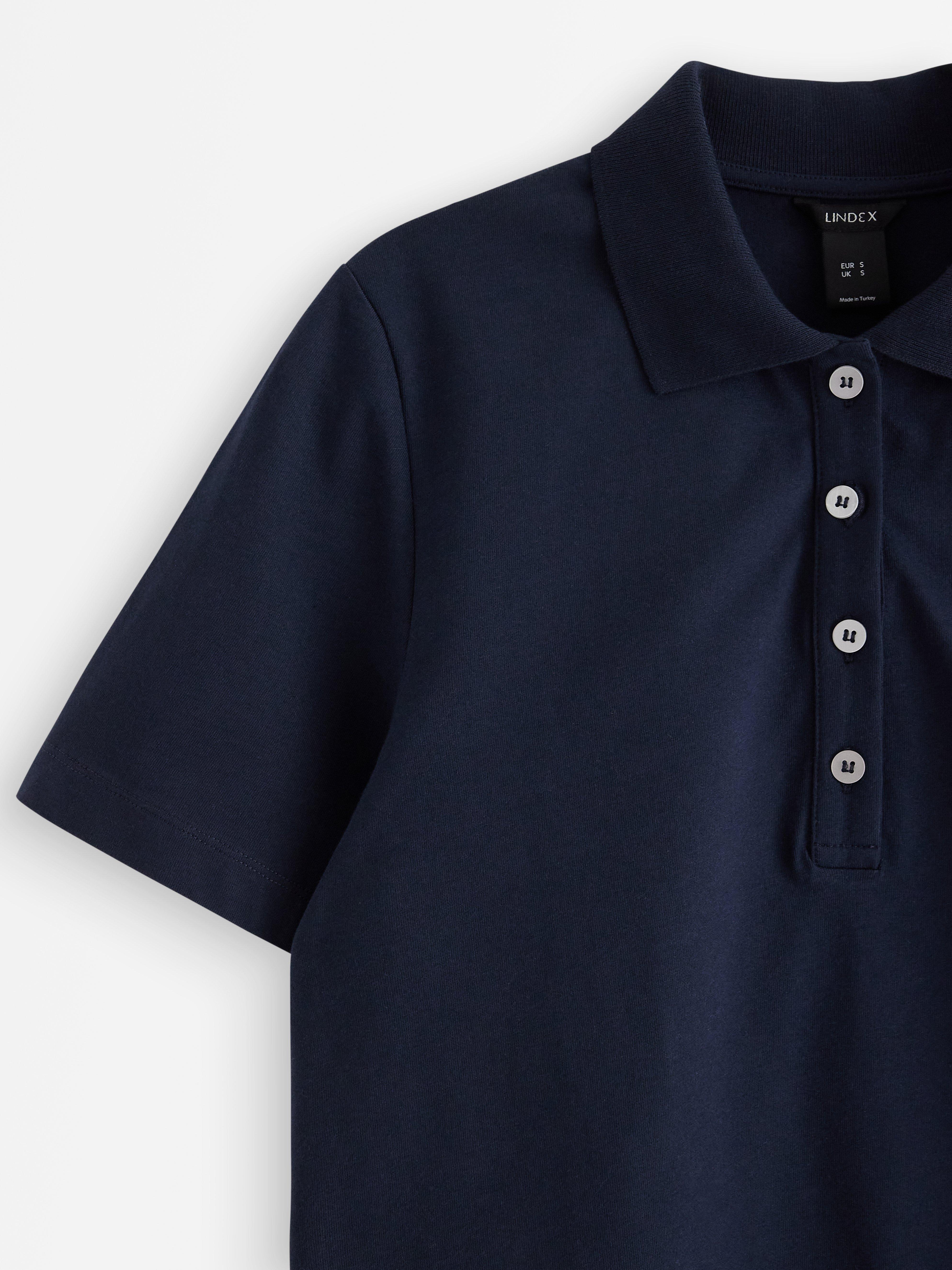 Blusa com gola azul marinho escuro