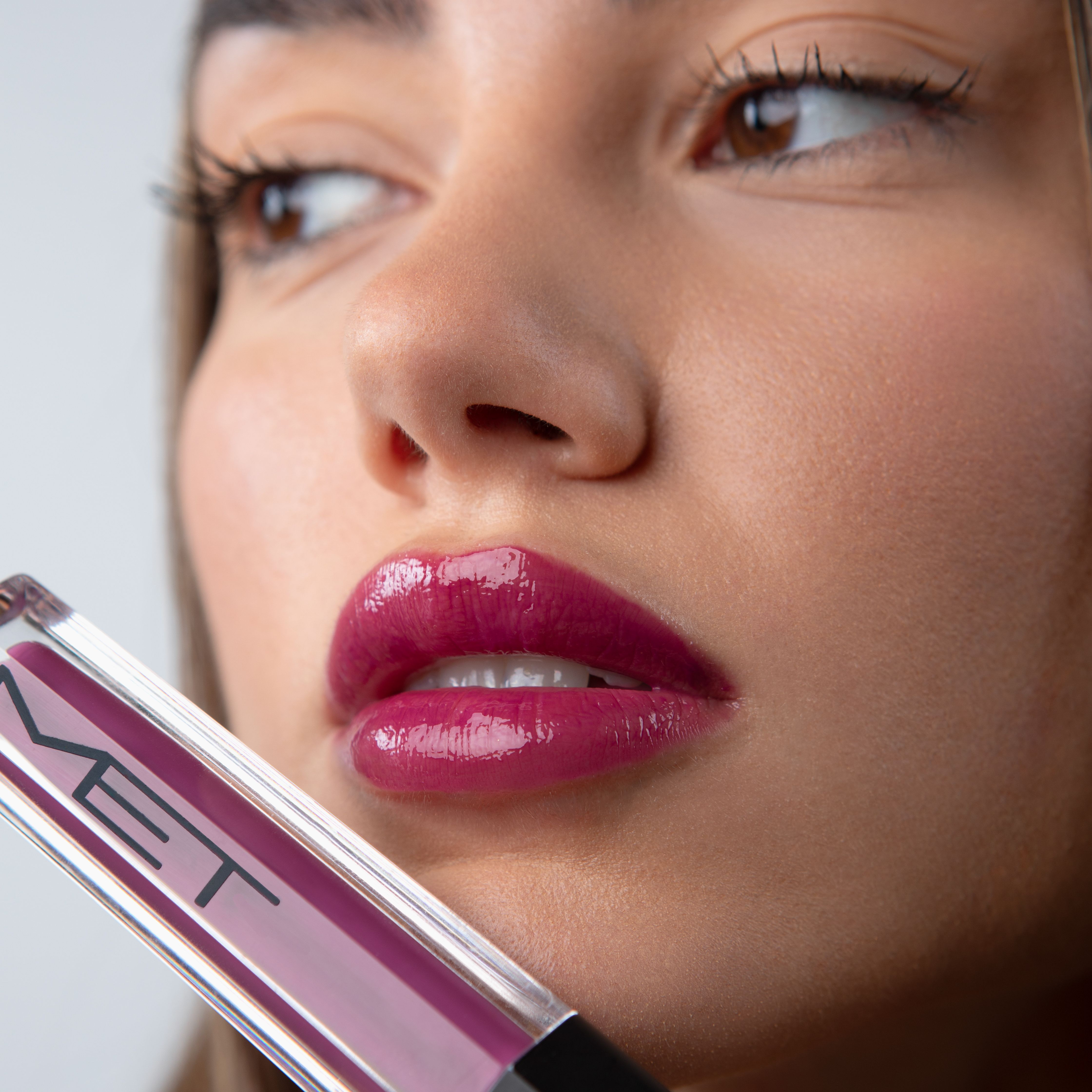 Сјај за усне Stayin' Glossy Сјајеви за усне