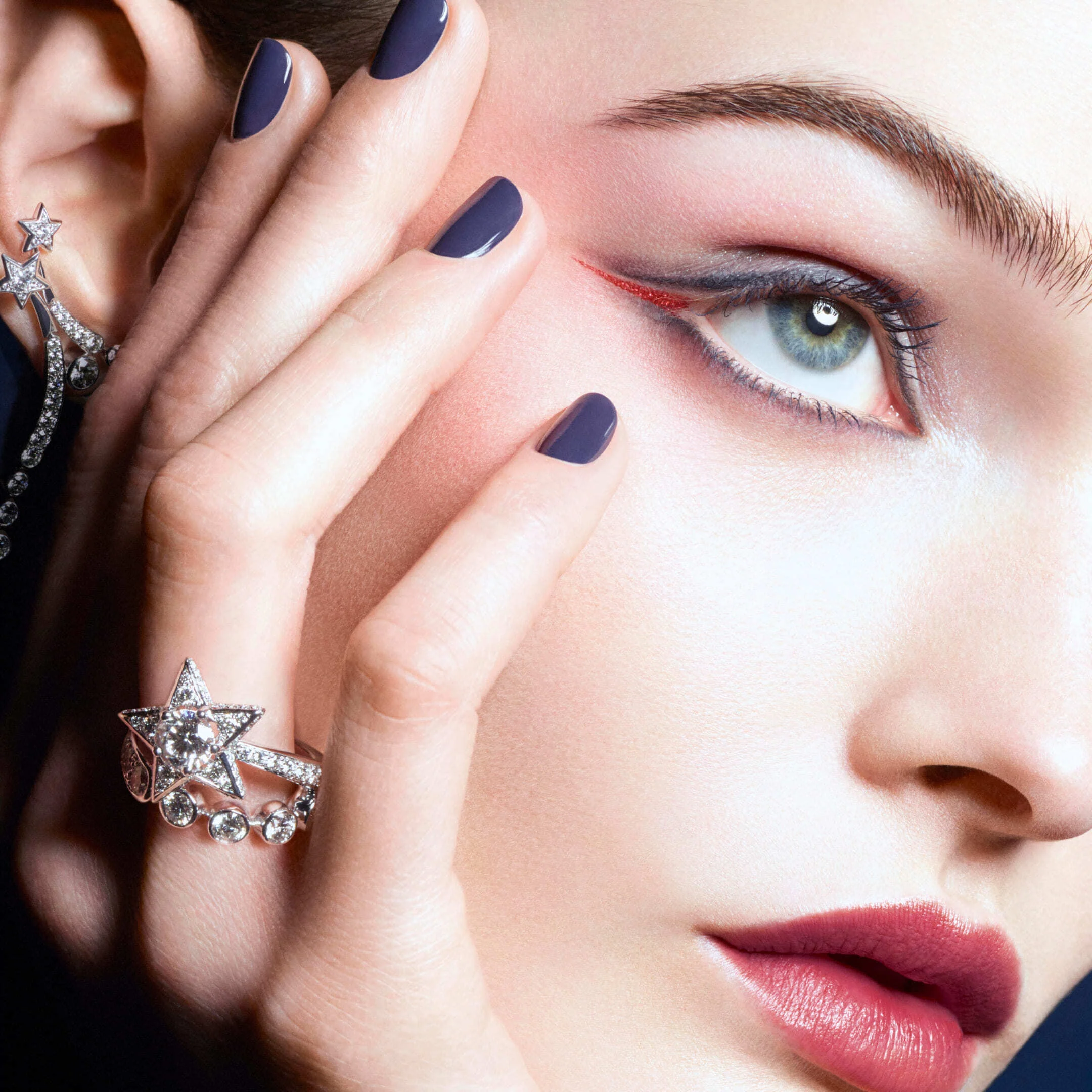 ROUGE ALLURE VELVET - IL ROSSETTO VELLUTATO LUMINOSO