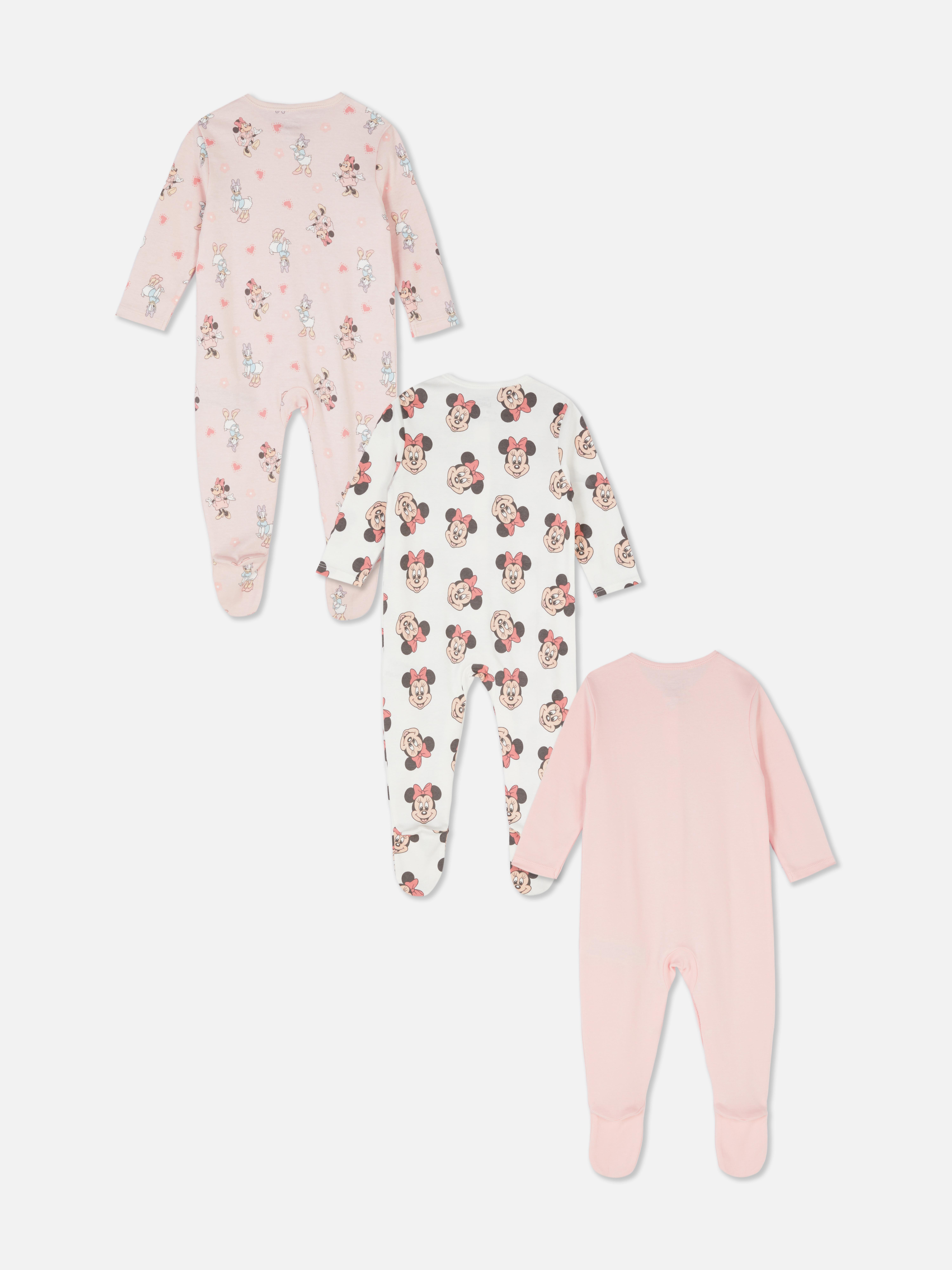 Pijamale Disney, set de 3. Aceste salopete pentru bebeluși au mâneci lungi, închidere cu capse și imprimeuri Disney.