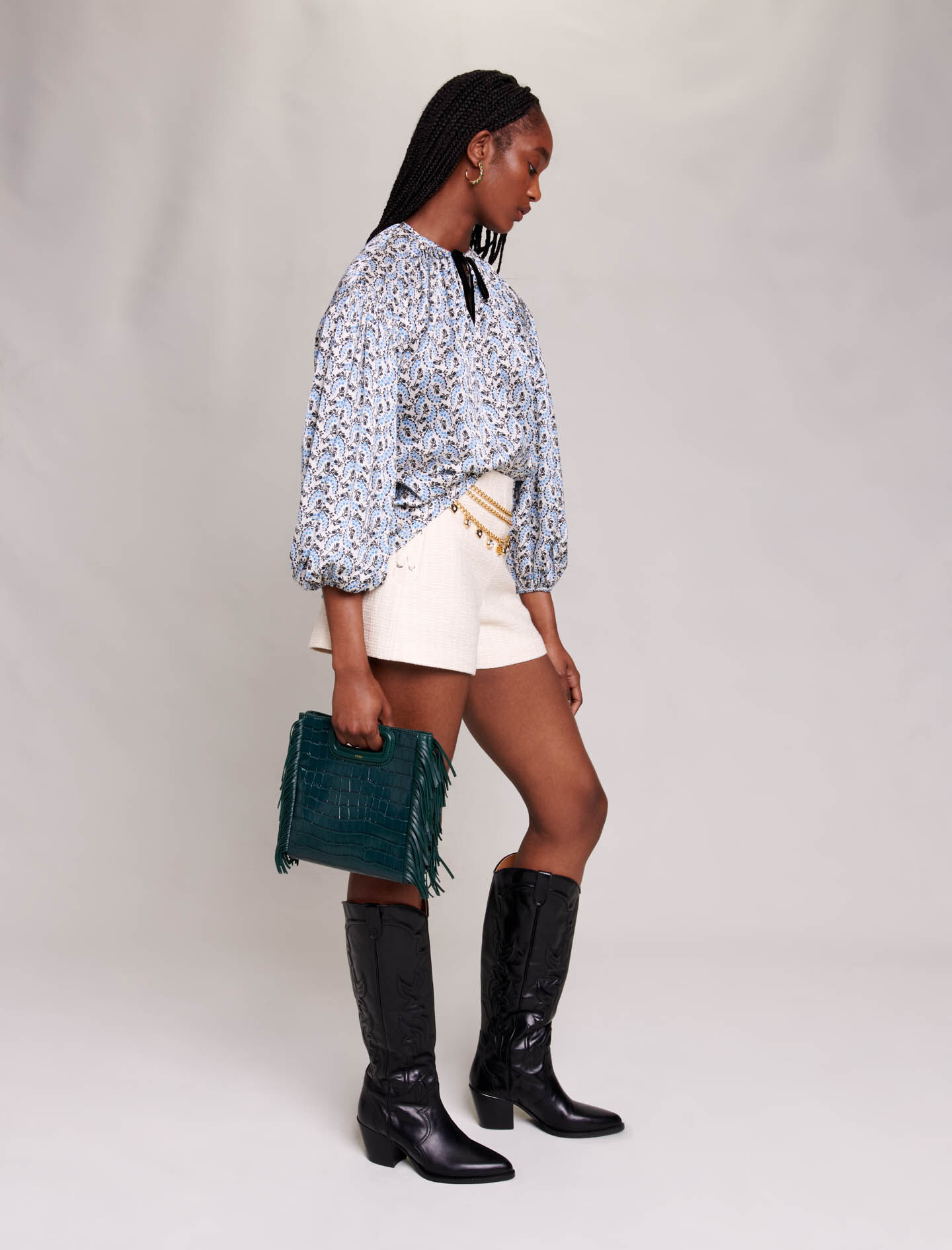 Wijde satijnen blouse-Brin de muguet ecru/blauw