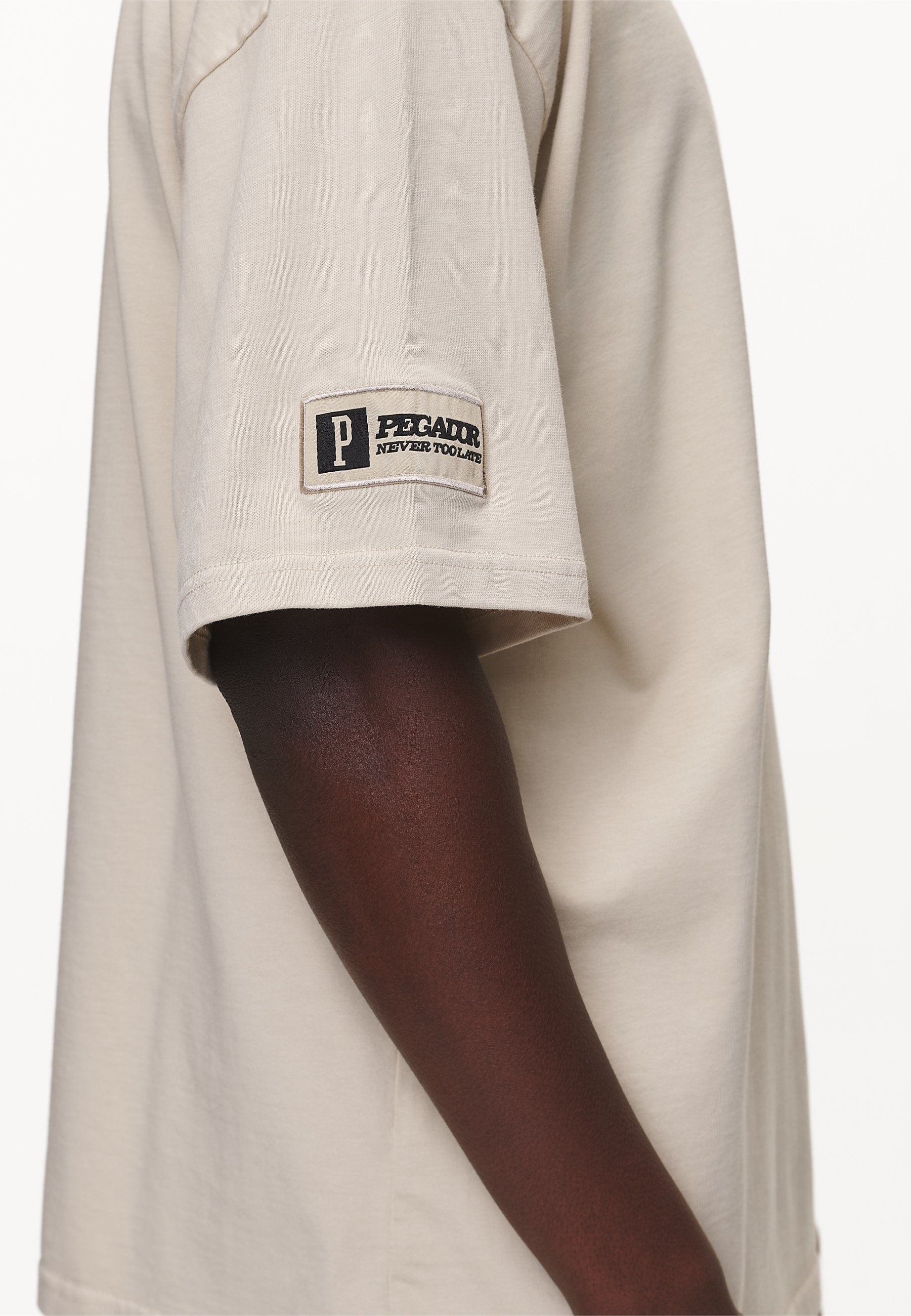 T-shirt con stampa Pegador - sabbia