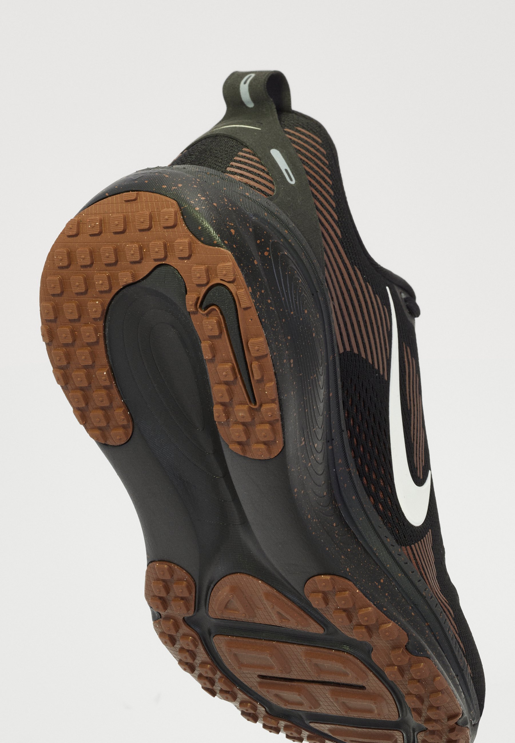 Nike Performance VOMERO 18 - Hardloopschoenen voor op de weg - zwart/ijzersteen/bruin/woestijnoker