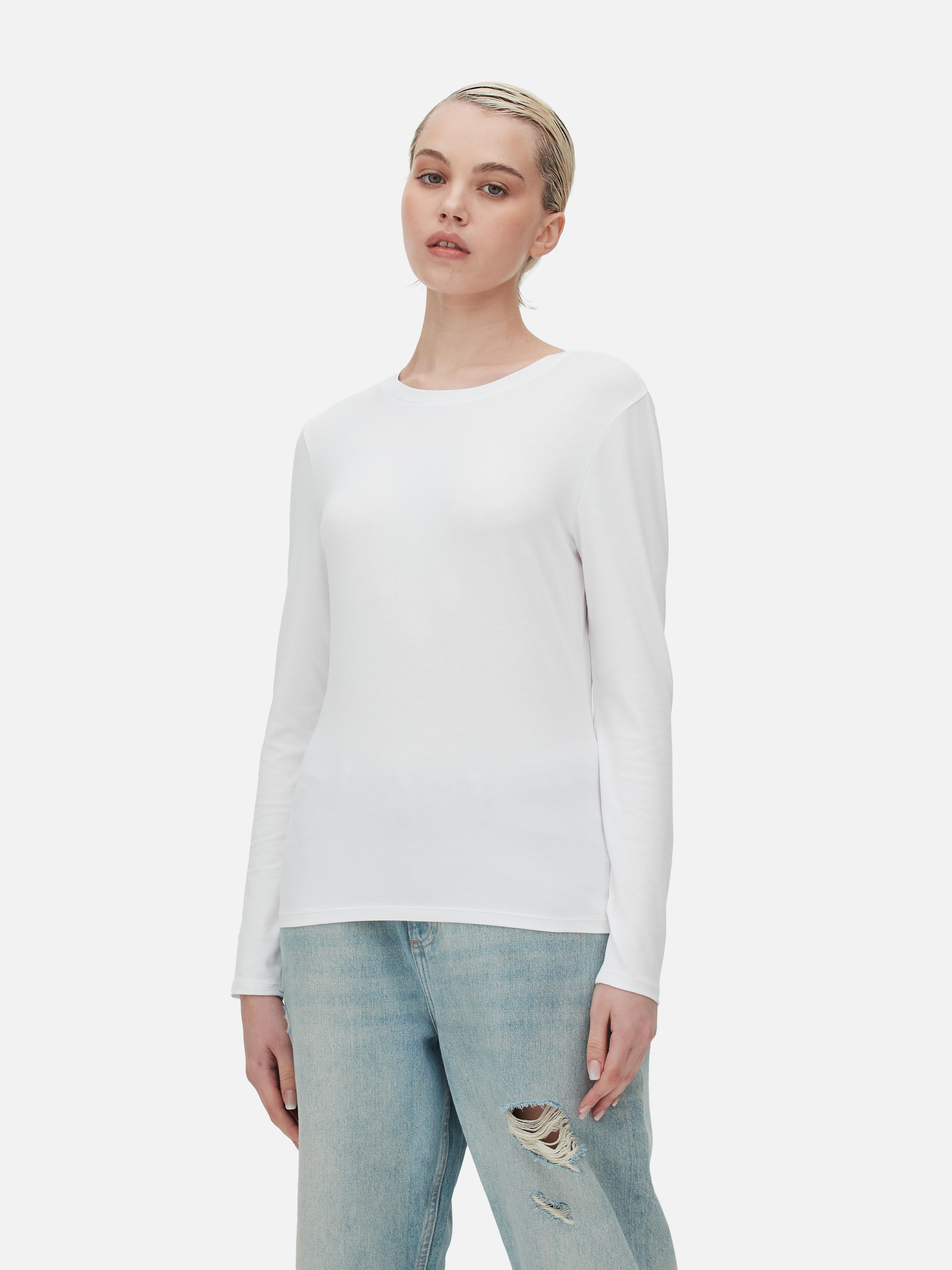Top elastic cu mâneci lungi. Un top confecționat din material elastic cu mâneci lungi și decolteu rotund.