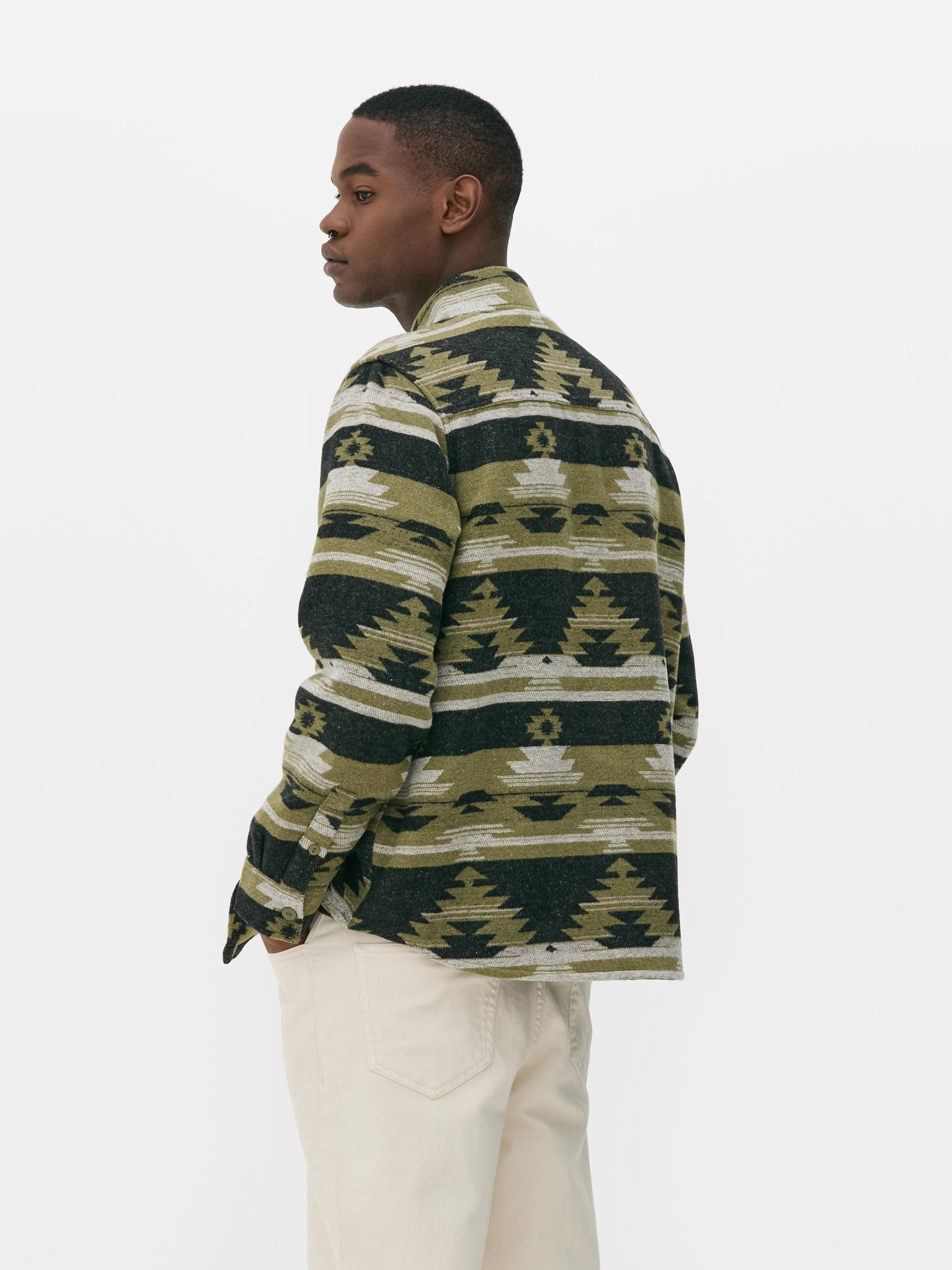 Geometrisches Overshirt Ein lässiges Overshirt mit Kragen, zwei Brusttaschen und einem durchgehenden geometrischen Muster