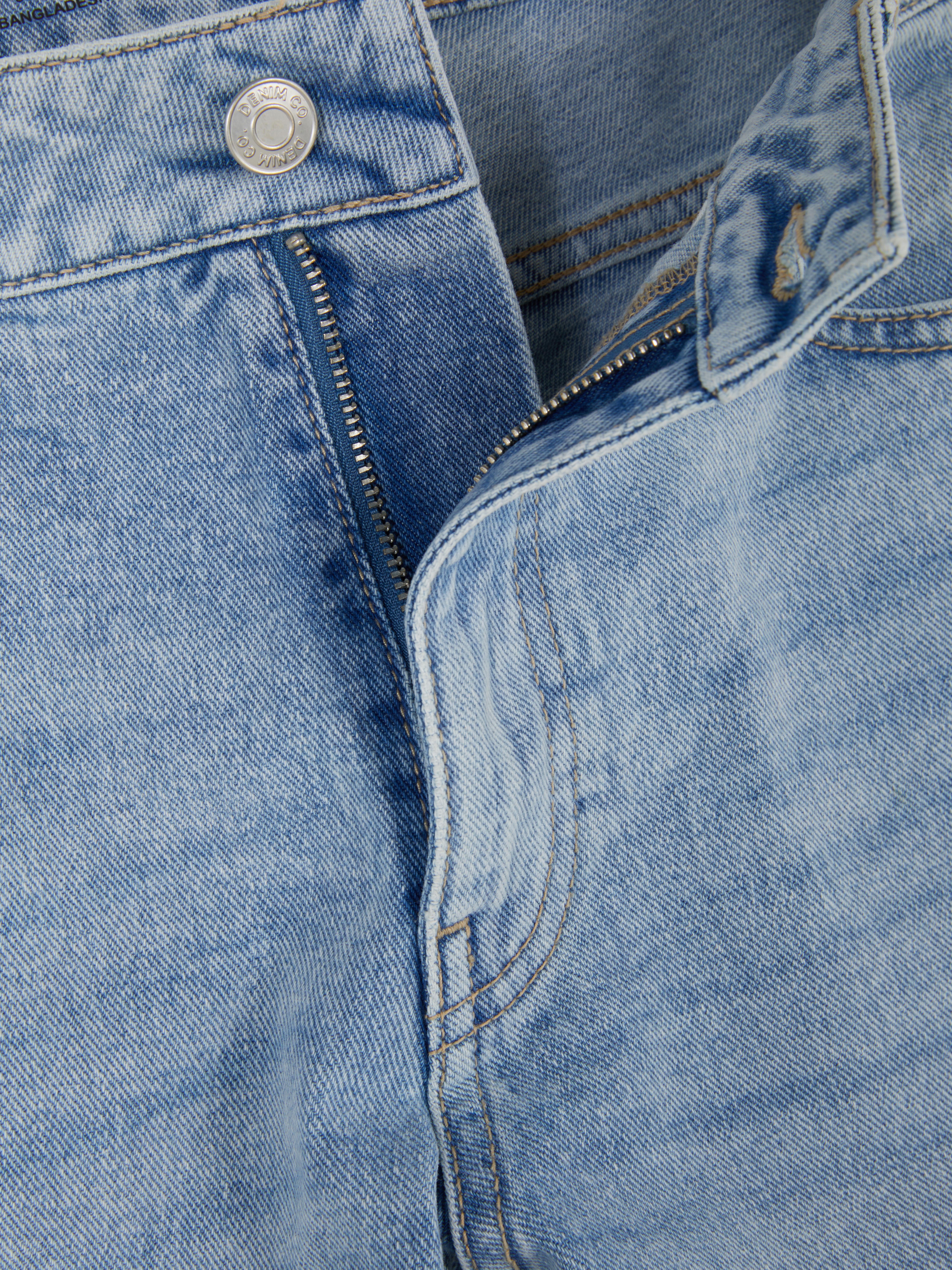 Jeans con striscia laterale e gamba larga. Questi jeans hanno gamba larga, cinque tasche, passanti per la cintura e chiusura nascosta sul davanti.